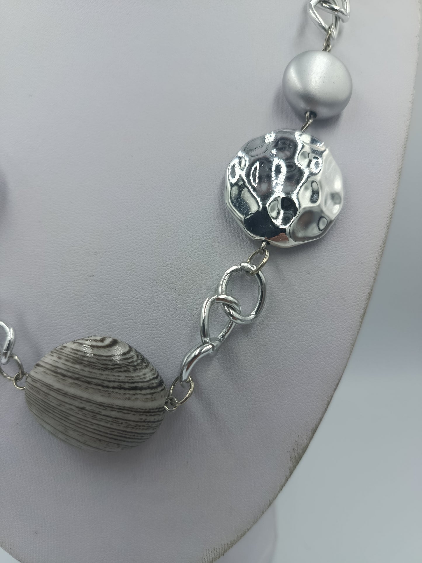 Statement Kette Silberfarben mit Perlen  Scheiben – 78 cm