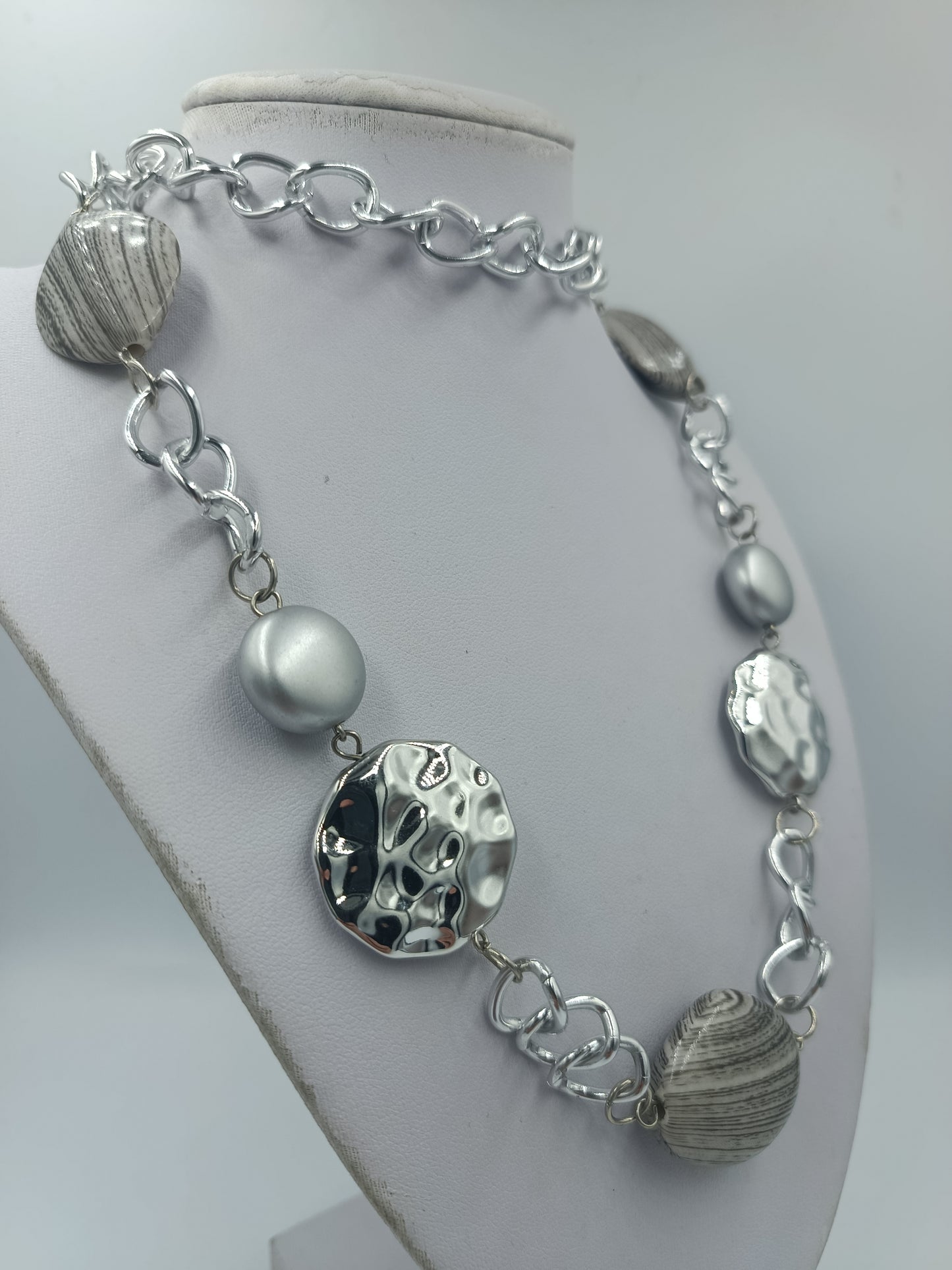 Statement Kette Silberfarben mit Perlen  Scheiben – 78 cm
