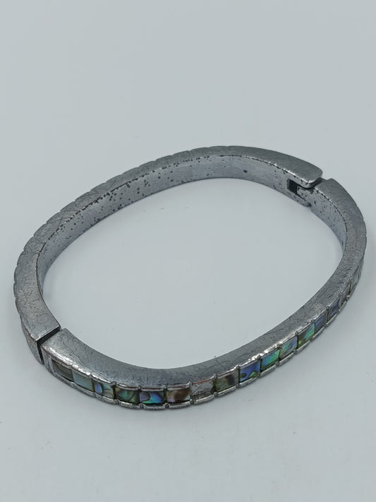 Armreif Silberfarben mit schimmernden Einlagen –  ca. 7 cm