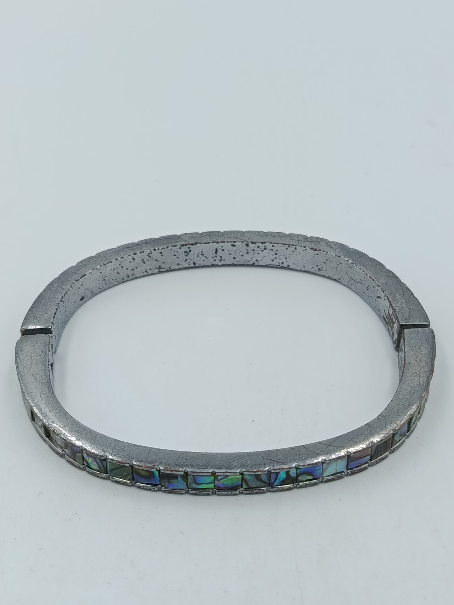 Armreif Silberfarben mit schimmernden Einlagen –  ca. 7 cm