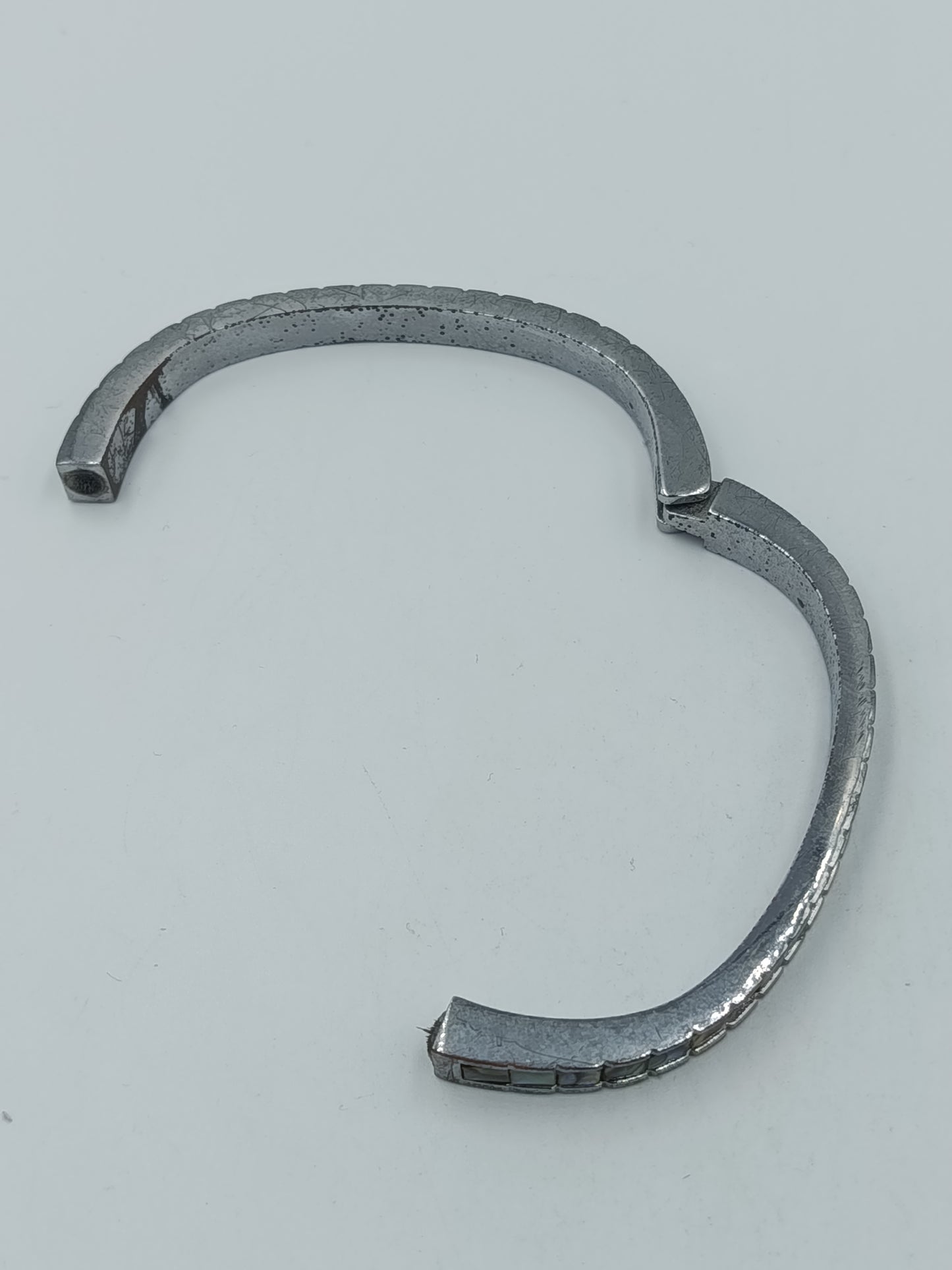 Armreif Silberfarben mit schimmernden Einlagen –  ca. 7 cm