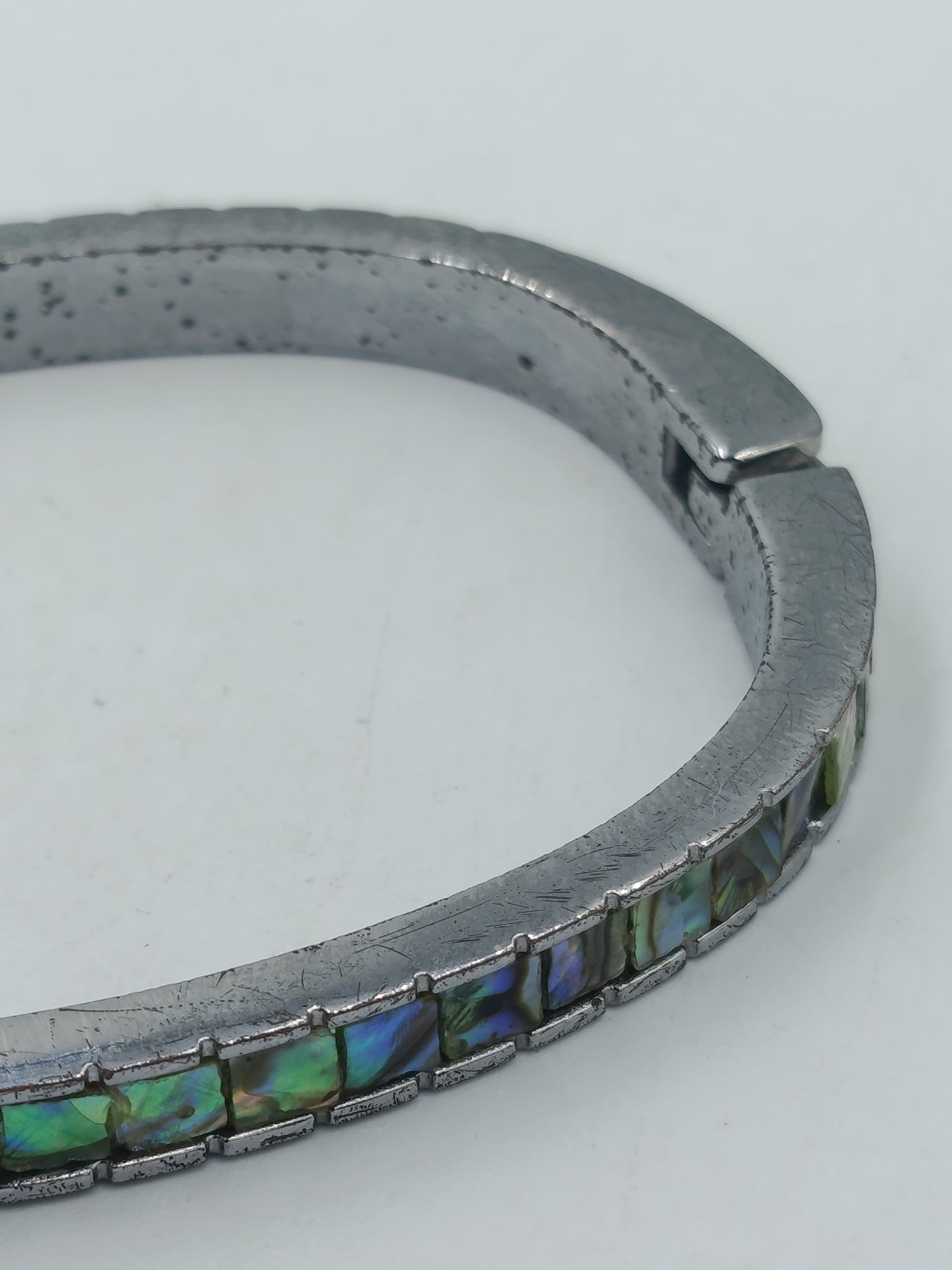 Armreif Silberfarben mit schimmernden Einlagen –  ca. 7 cm