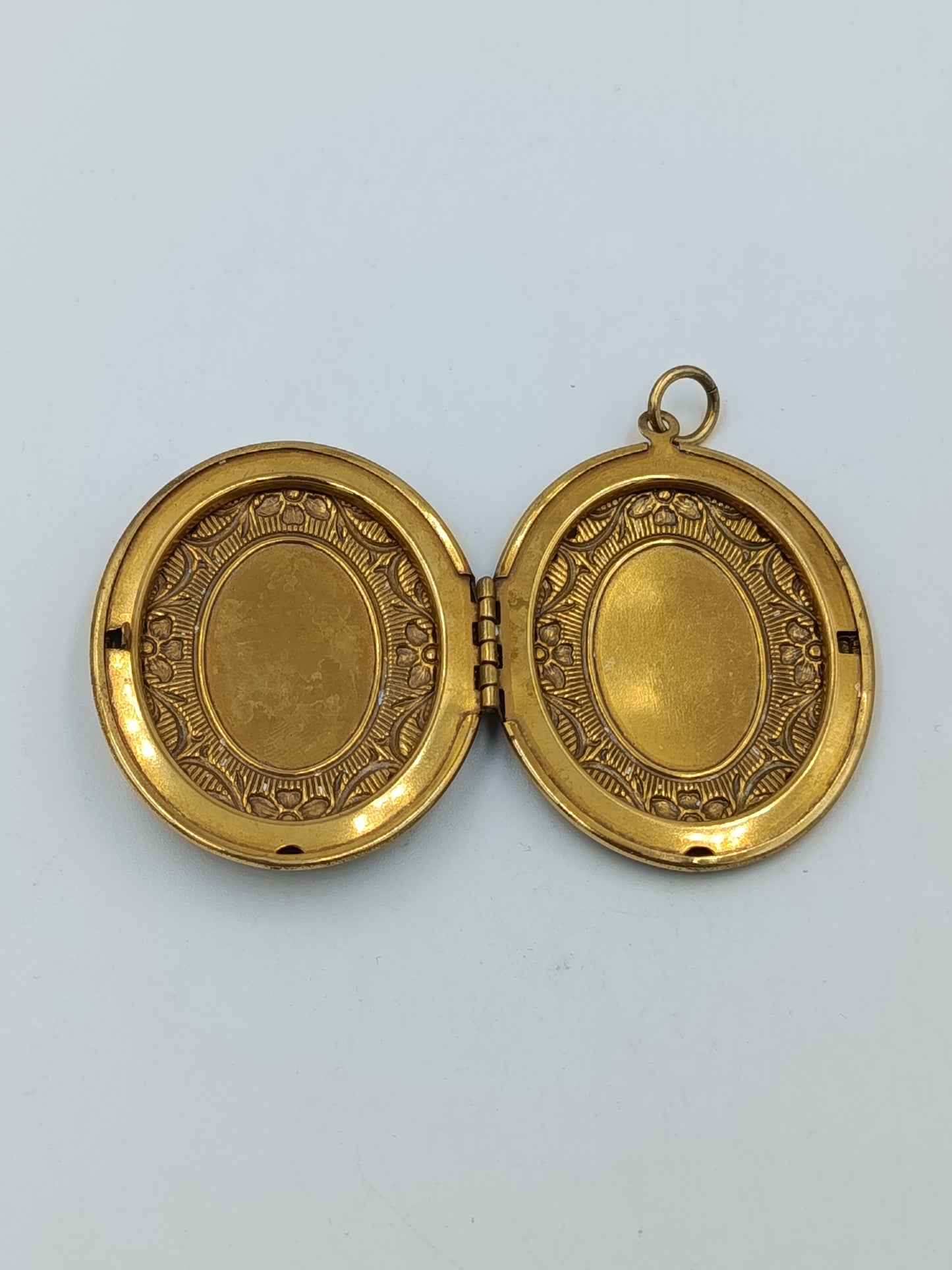 Antiker Medaillon Anhänger – Foto-Medaillon mit floralem Dekor, ca. 5 cm