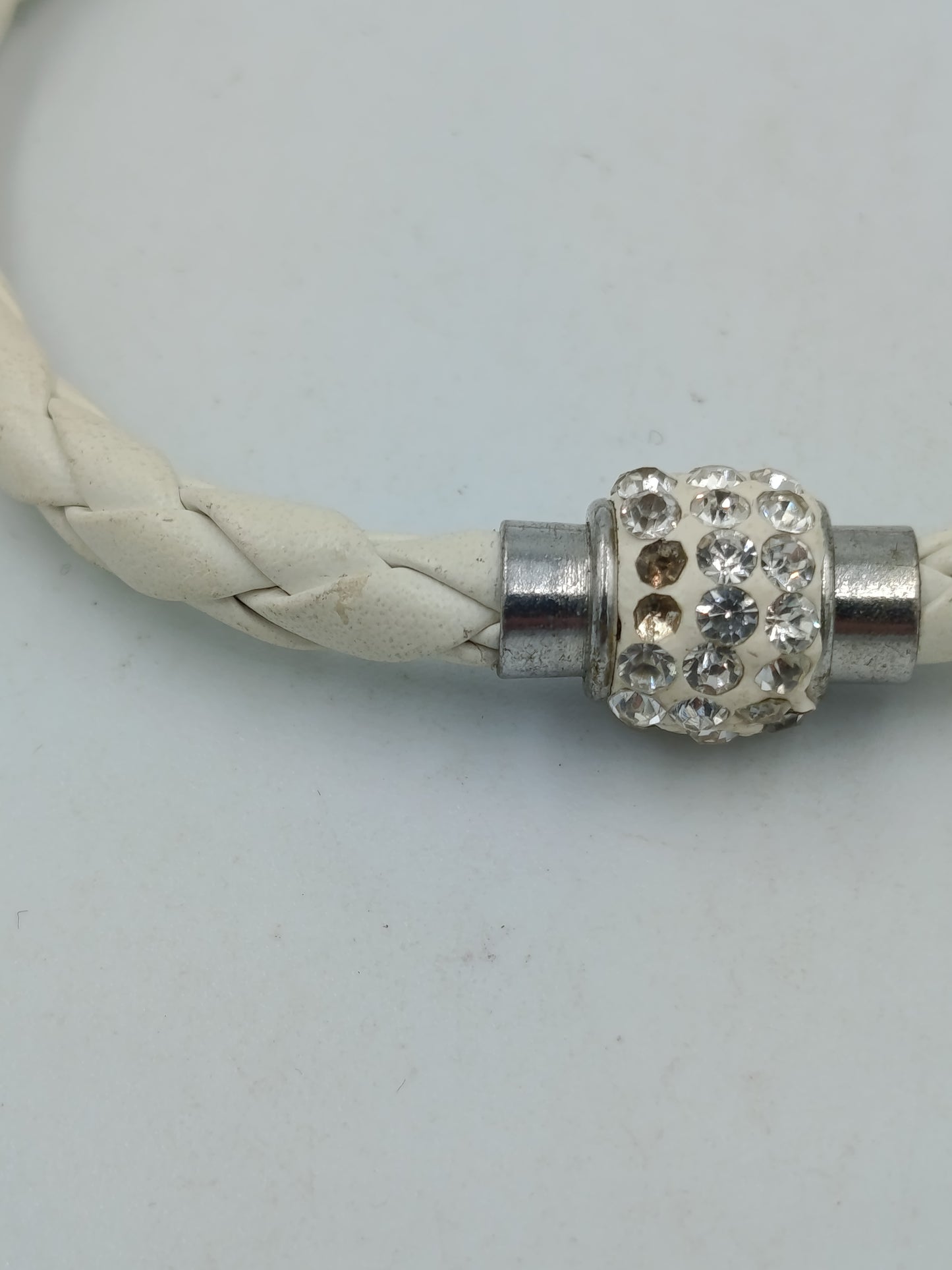 Geflochtenes Armband weiß mit Strass-Element – ca. 20 cm