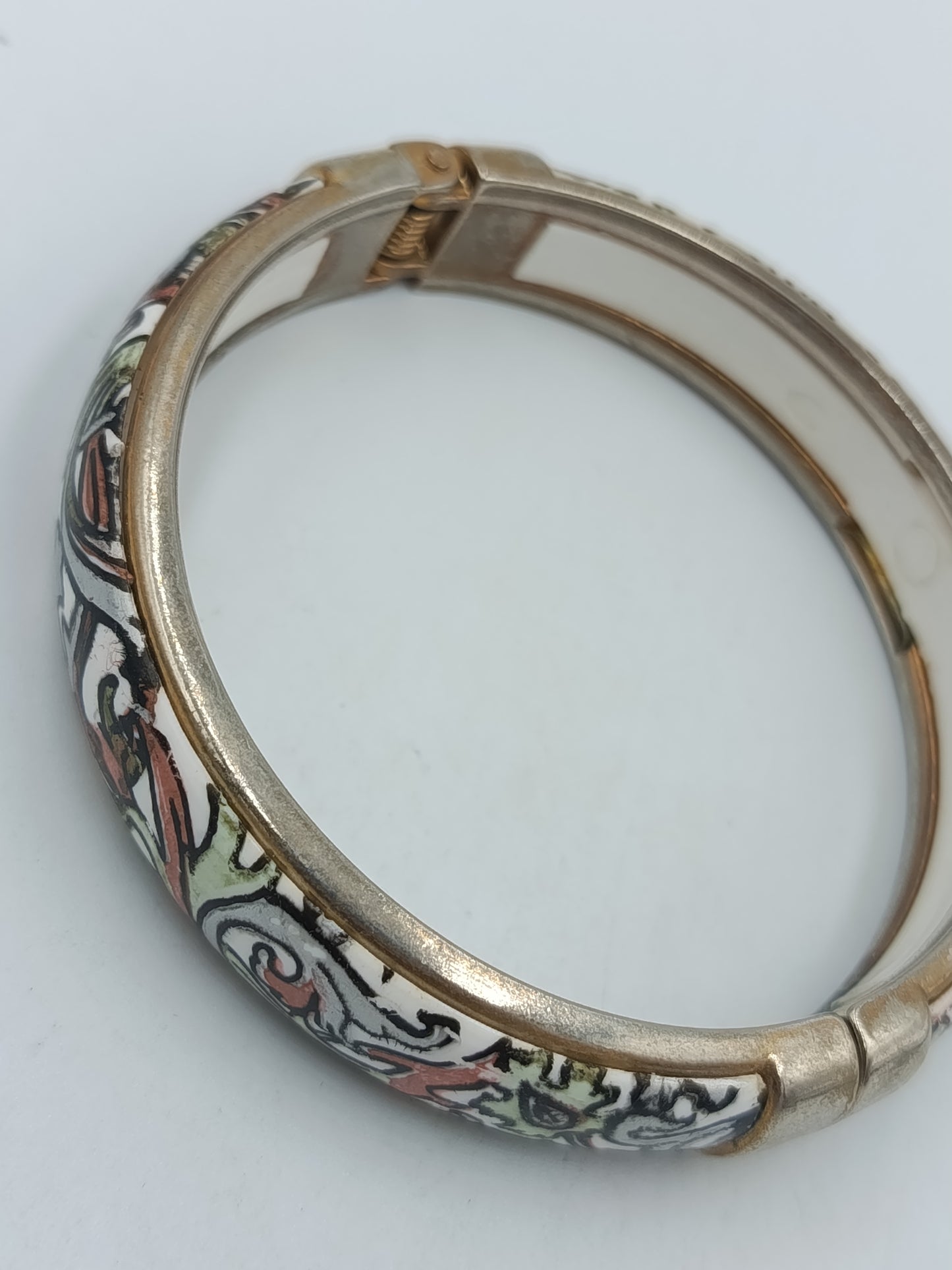 Vintage Armreif mit floralem Muster – Metall Emaille/Harz