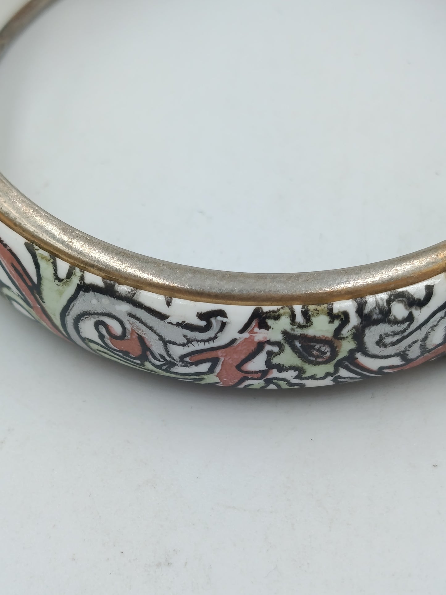 Vintage Armreif mit floralem Muster – Metall Emaille/Harz