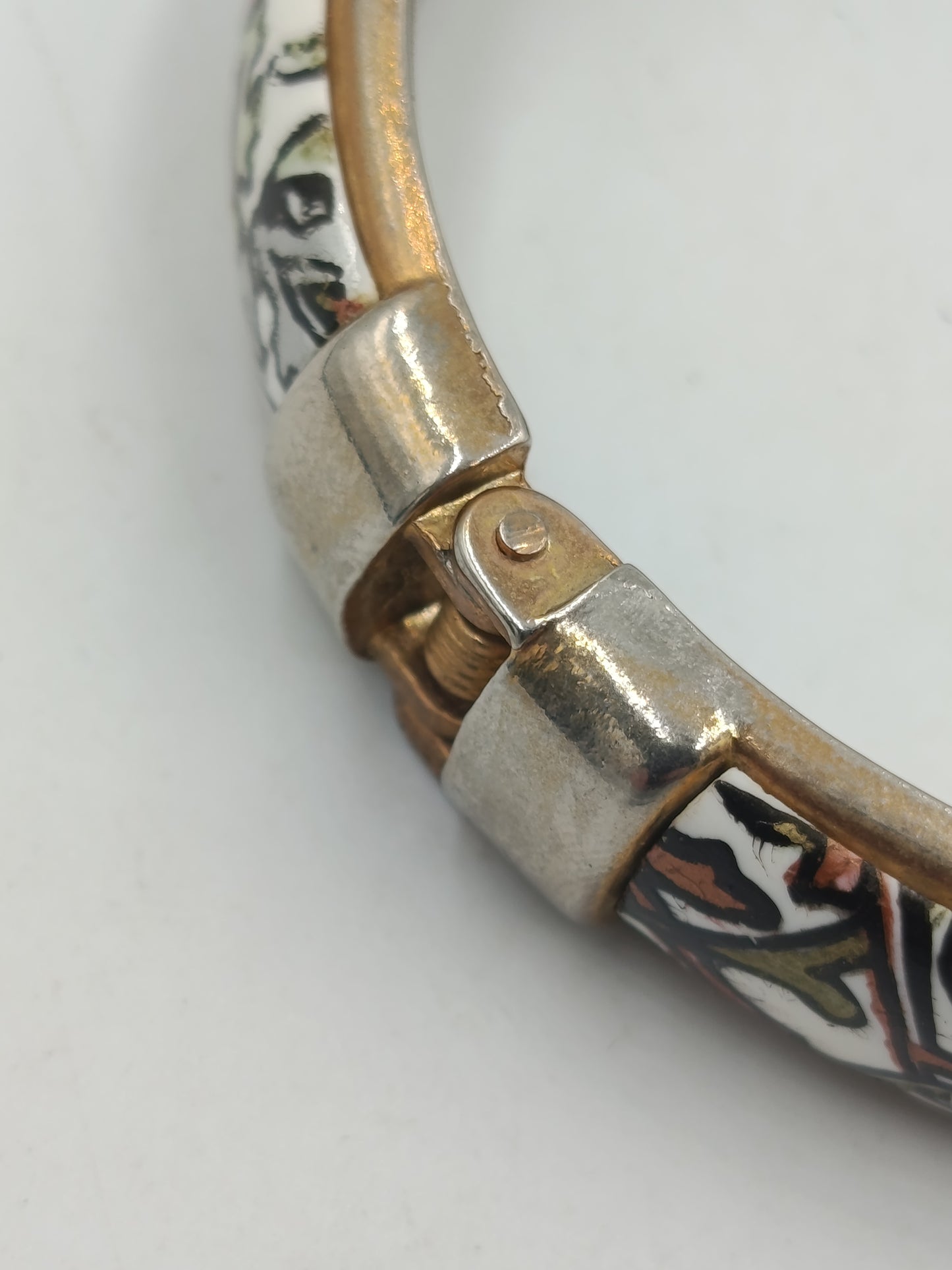 Vintage Armreif mit floralem Muster – Metall Emaille/Harz