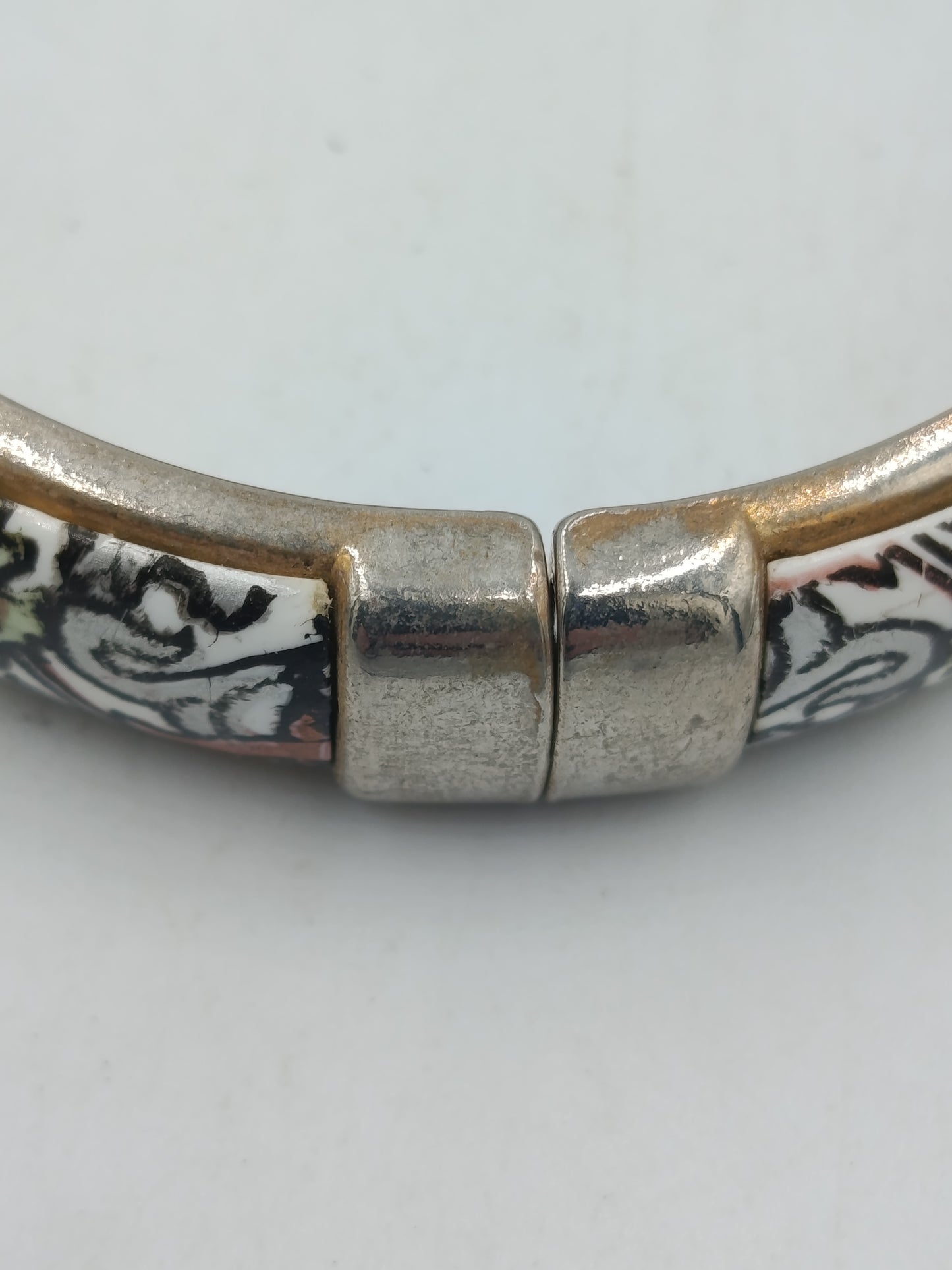 Vintage Armreif mit floralem Muster – Metall Emaille/Harz