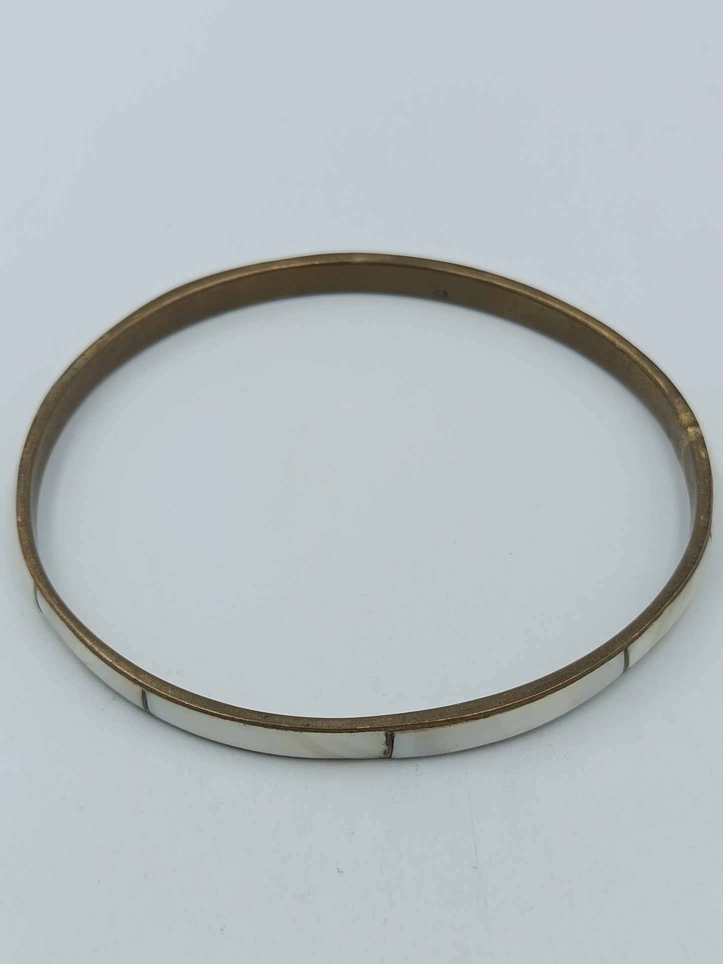 Schlichter Vintage Armreif – Metall mit hellem Einsatz