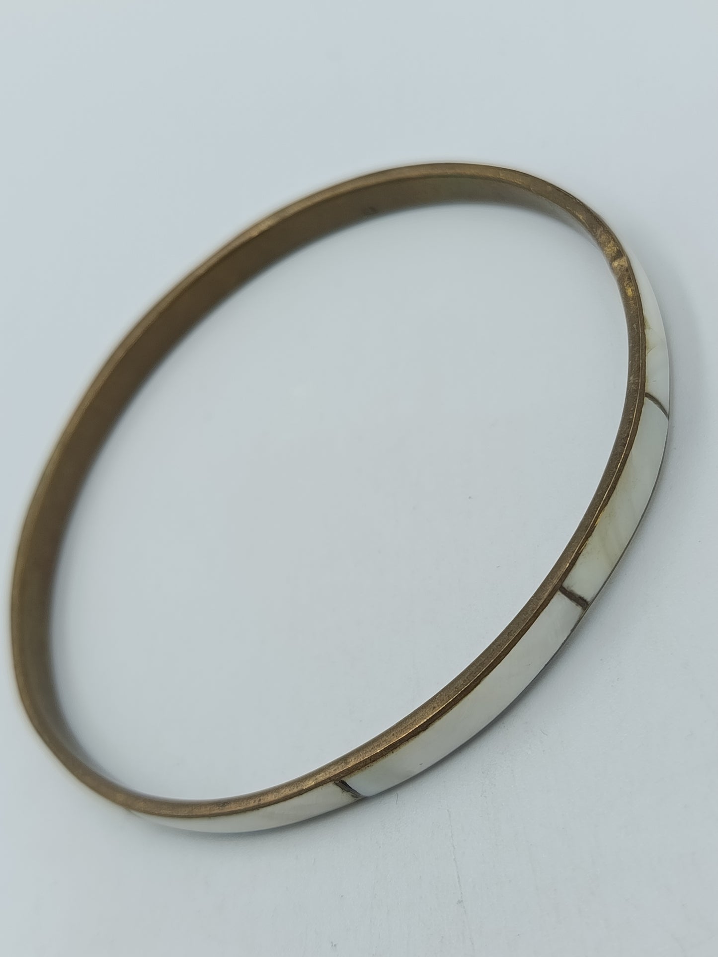 Schlichter Vintage Armreif – Metall mit hellem Einsatz