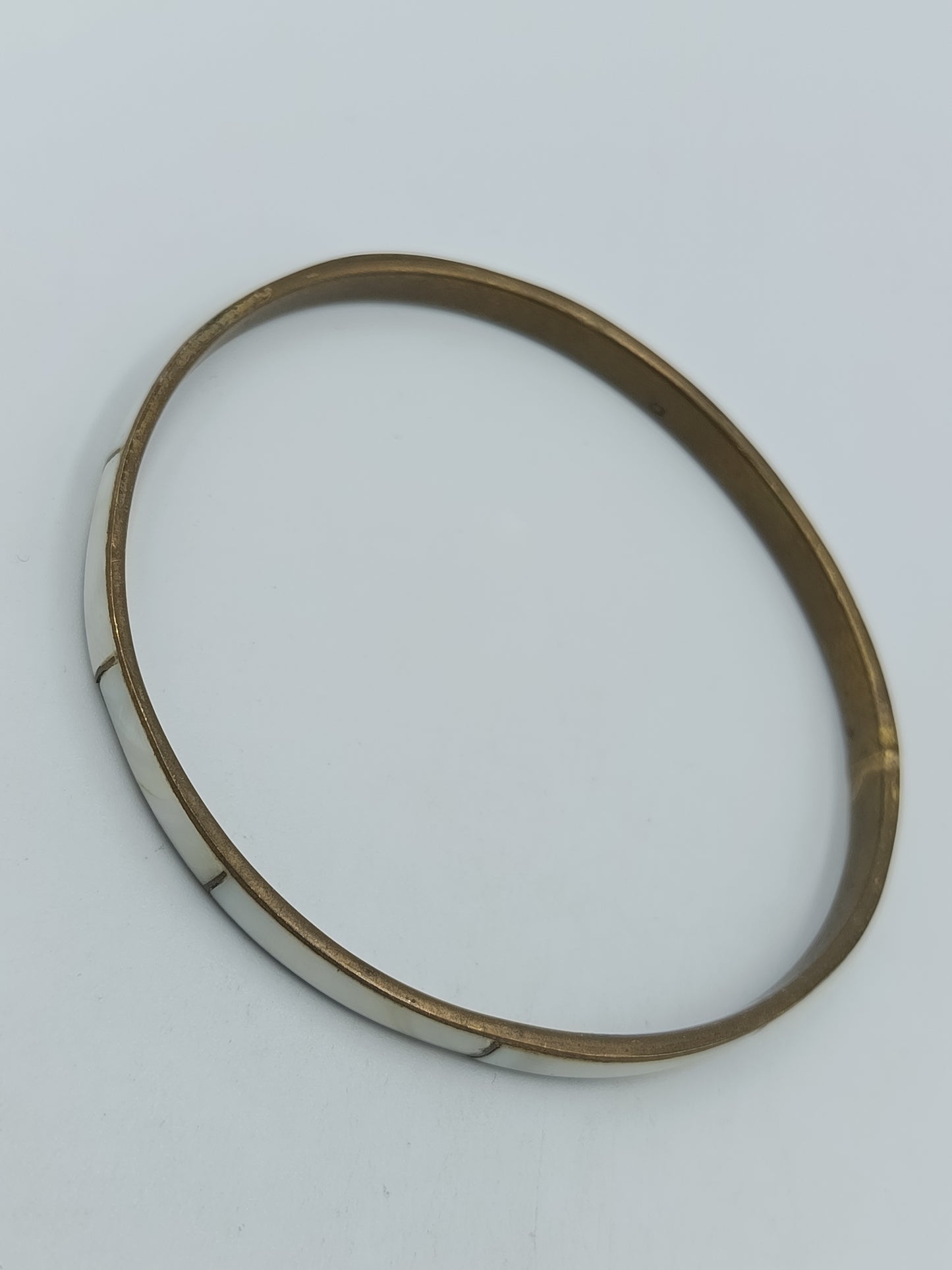 Schlichter Vintage Armreif – Metall mit hellem Einsatz