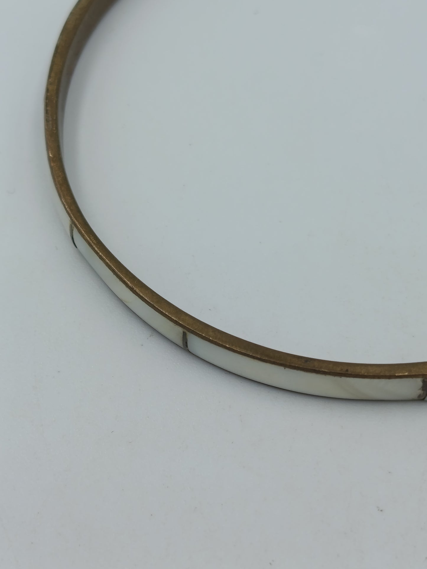 Schlichter Vintage Armreif – Metall mit hellem Einsatz