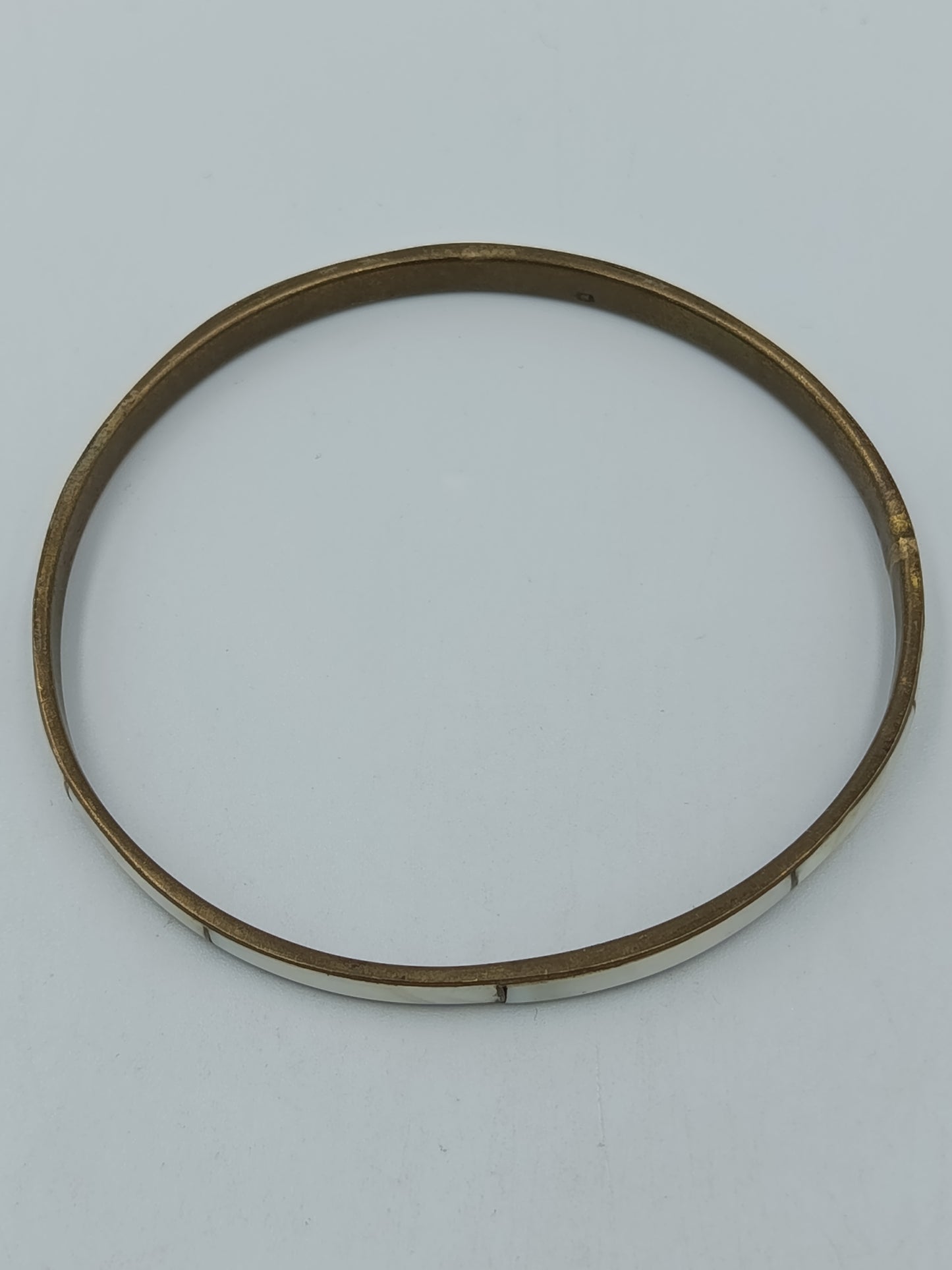 Schlichter Vintage Armreif – Metall mit hellem Einsatz