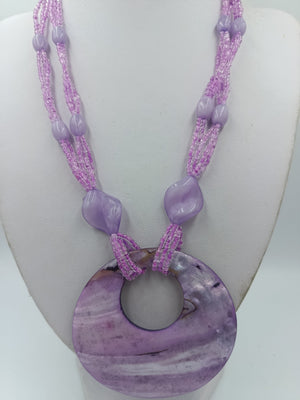 Statement Kette lila mit großem Anhänger – Perlenkette 53 cm