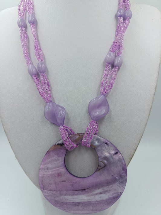 Statement Kette lila mit großem Anhänger – Perlenkette 53 cm