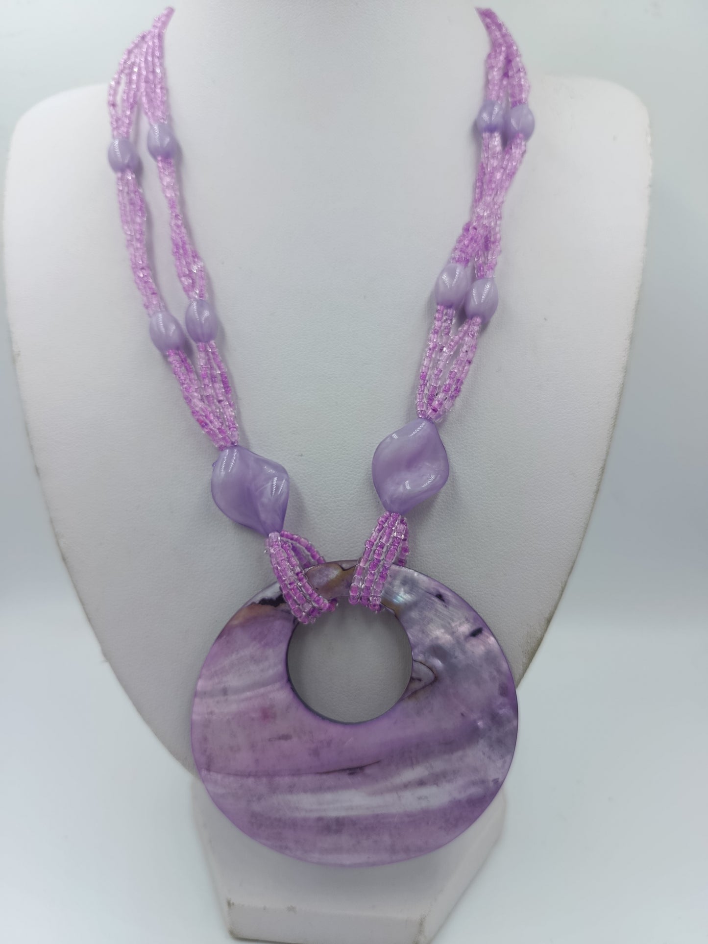 Statement Kette lila mit großem Anhänger – Perlenkette 53 cm