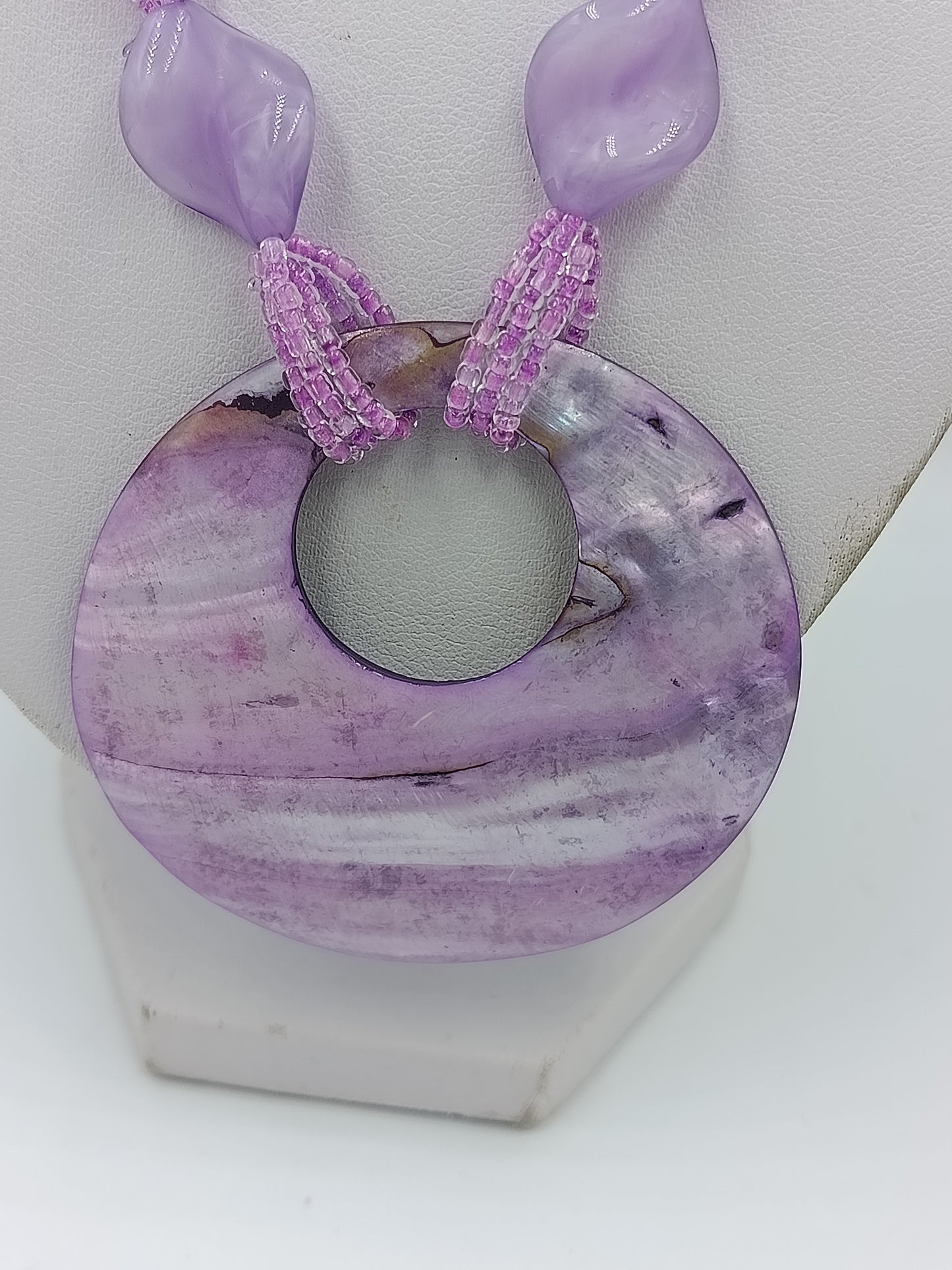 Statement Kette lila mit großem Anhänger – Perlenkette 53 cm