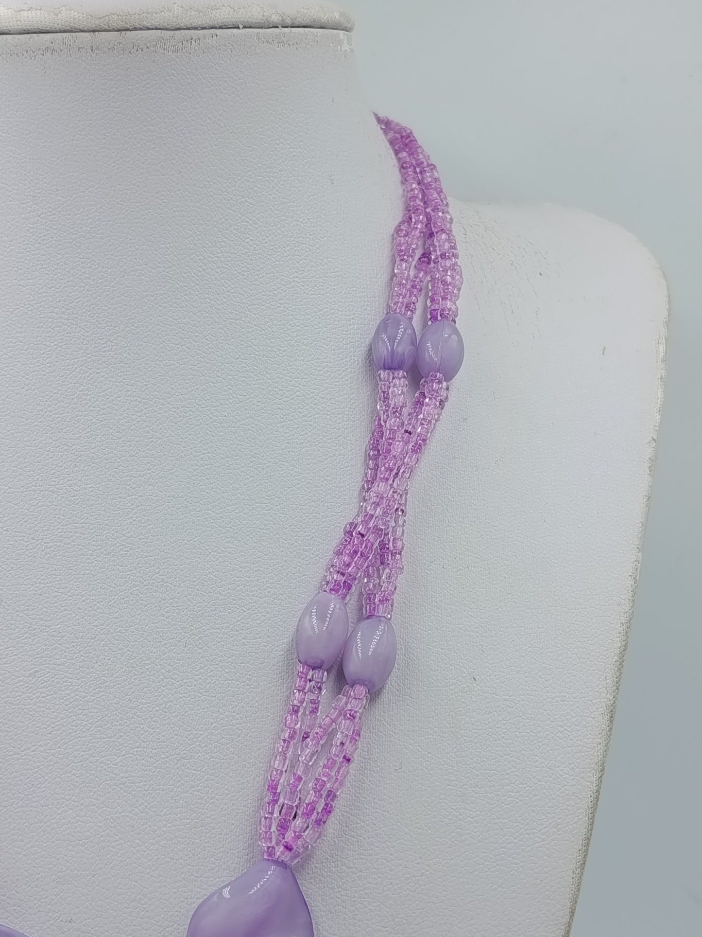 Statement Kette lila mit großem Anhänger – Perlenkette 53 cm