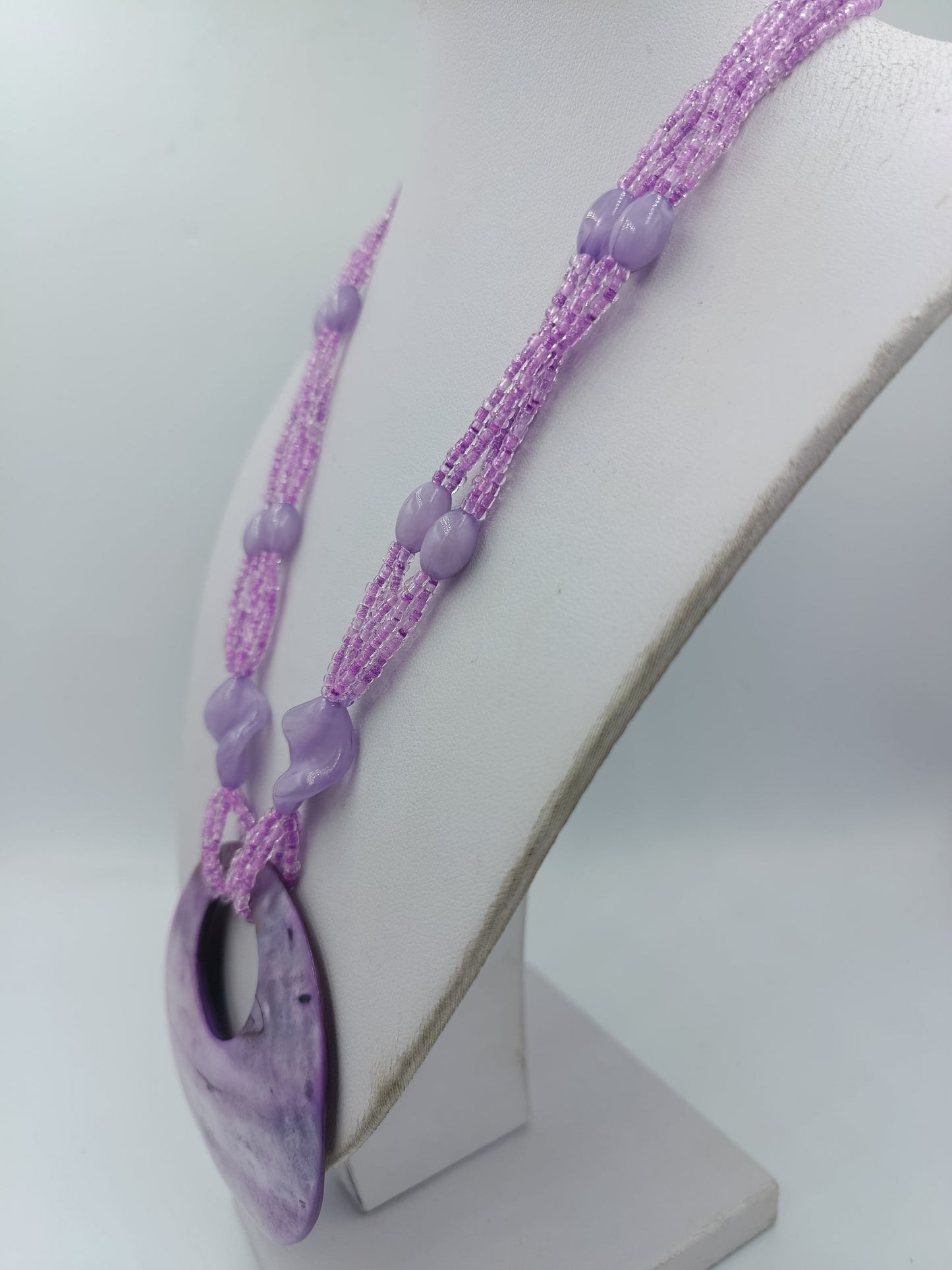 Statement Kette lila mit großem Anhänger – Perlenkette 53 cm