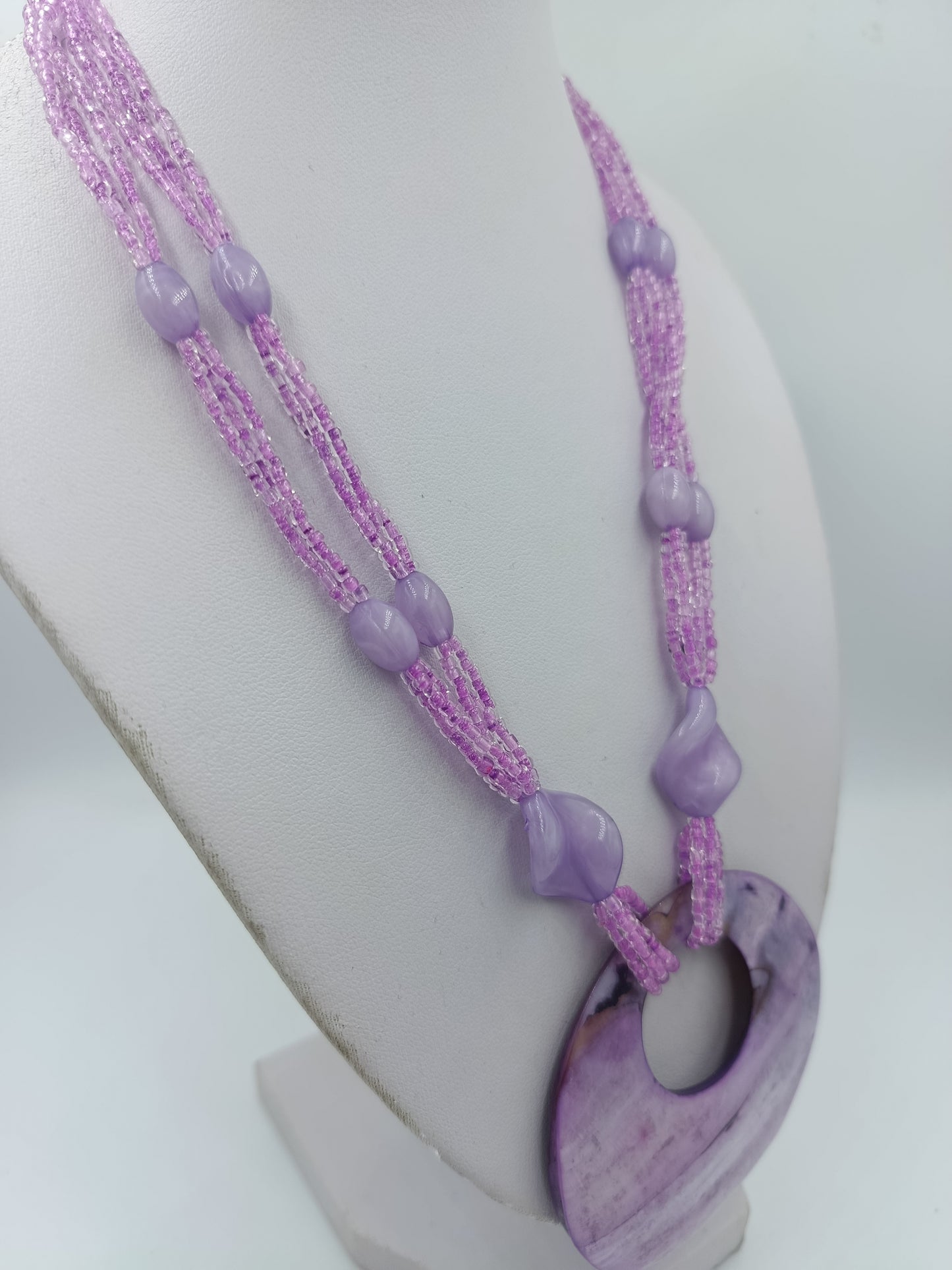 Statement Kette lila mit großem Anhänger – Perlenkette 53 cm