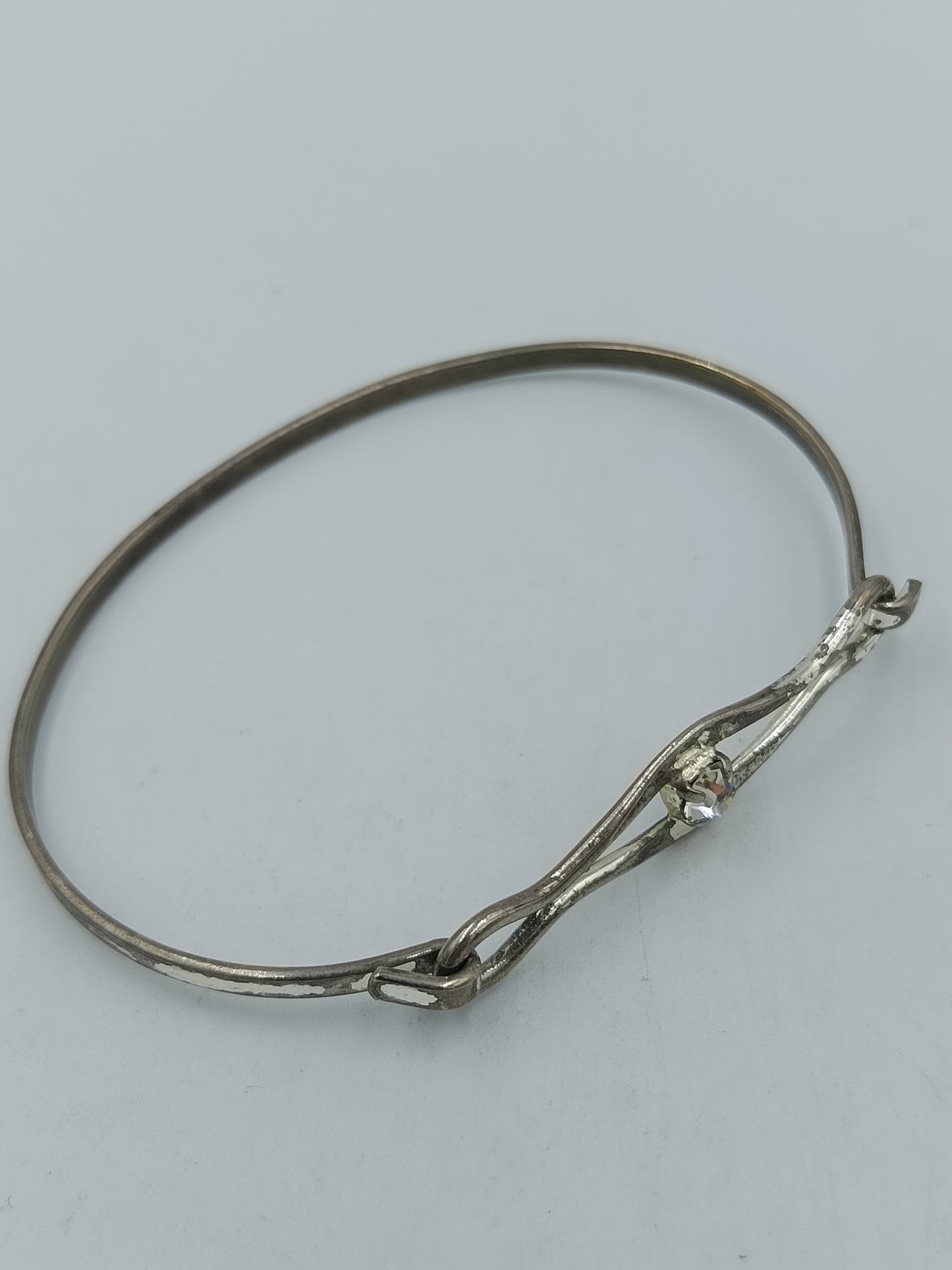 Eleganter Filigraner Armreif silberfarben mit Stein
