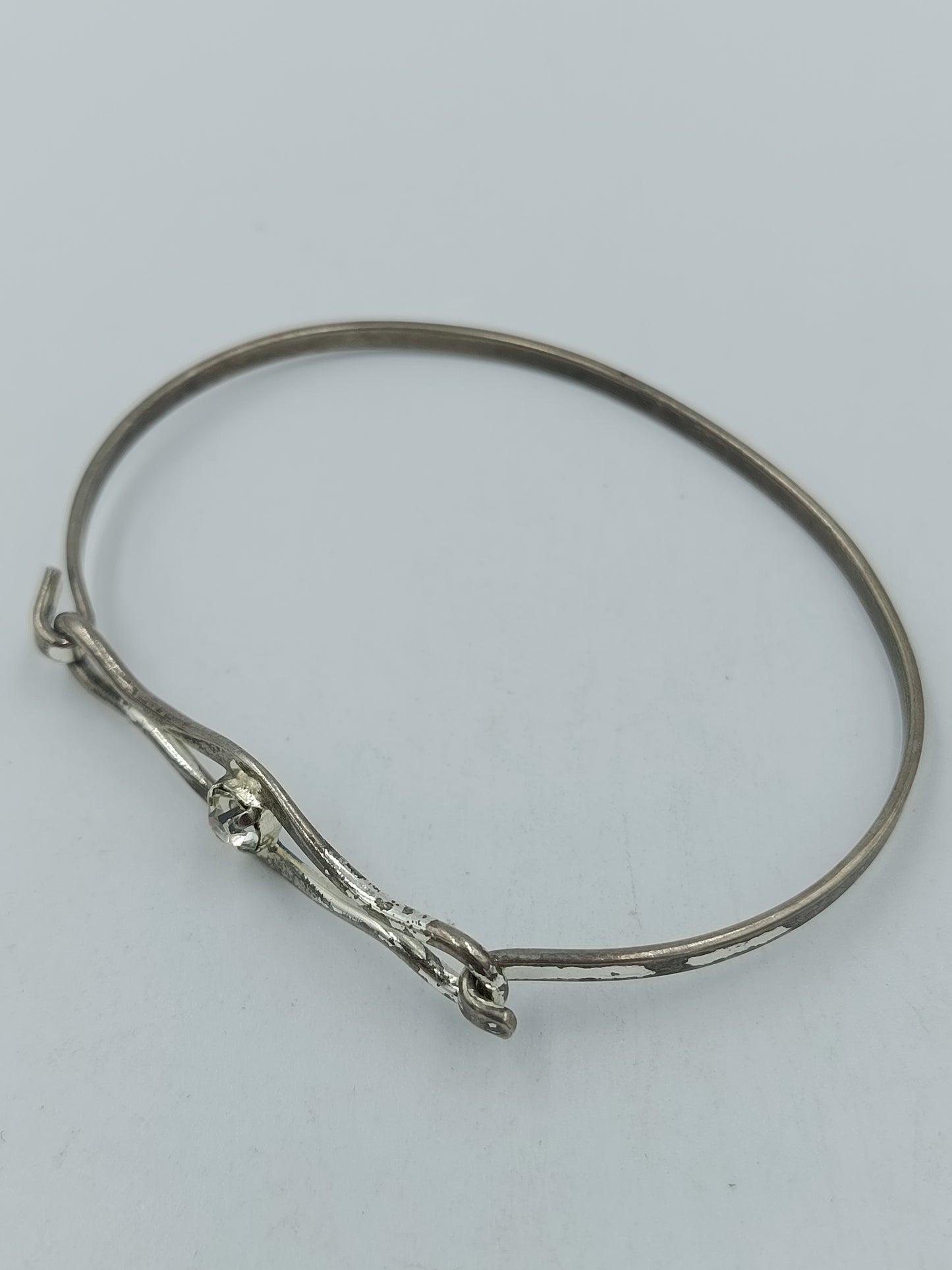 Eleganter Filigraner Armreif silberfarben mit Stein