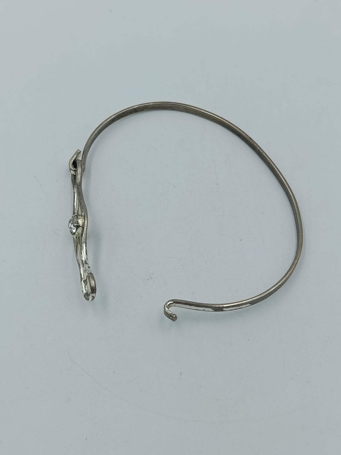 Eleganter Filigraner Armreif silberfarben mit Stein
