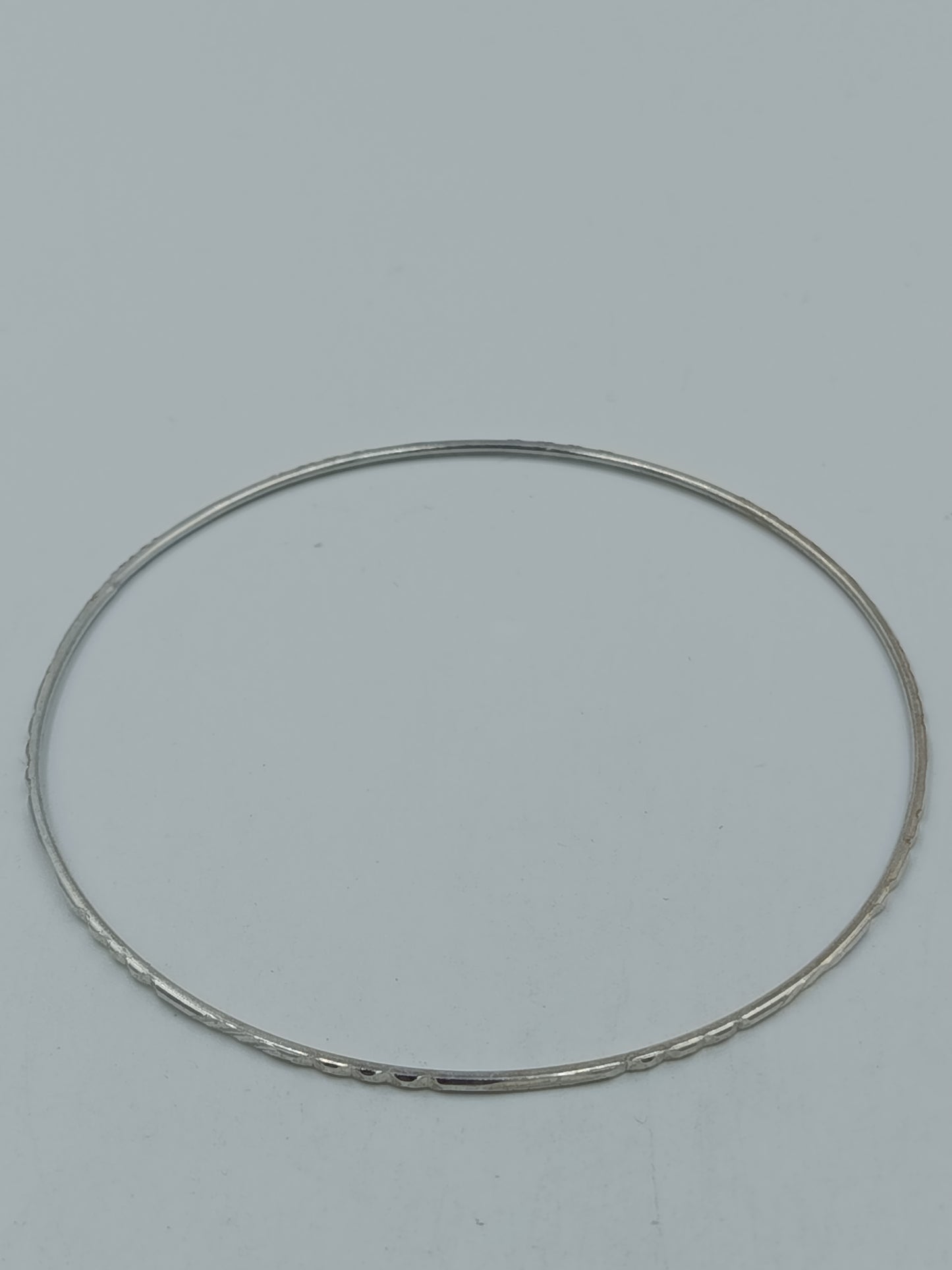 Feiner Zarter Armreif silberfarben mit Struktur