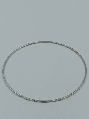 Feiner Zarter Armreif silberfarben mit Struktur