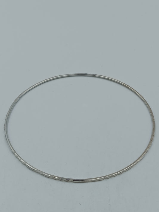 Feiner Zarter Armreif silberfarben mit Struktur