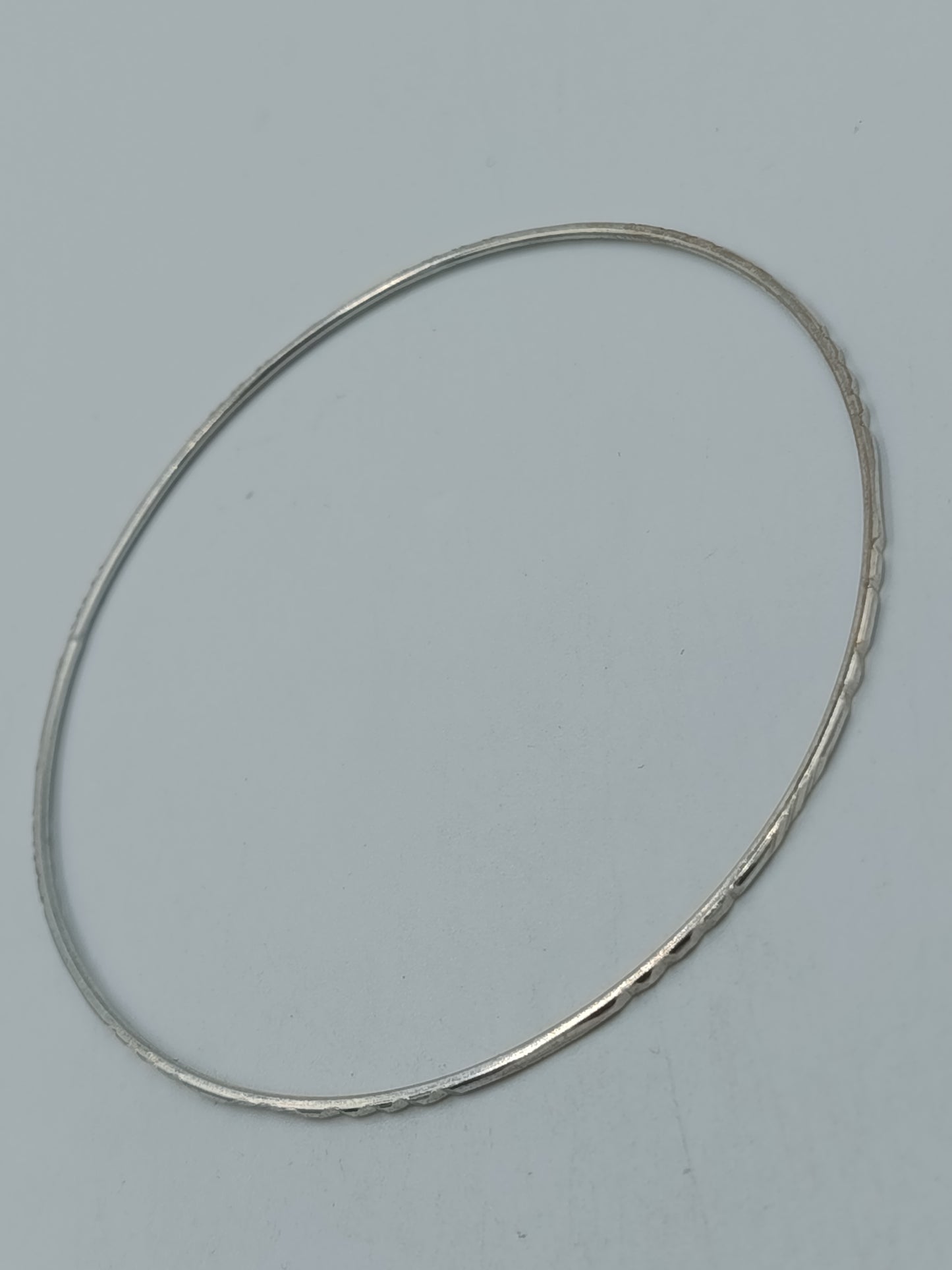 Feiner Zarter Armreif silberfarben mit Struktur