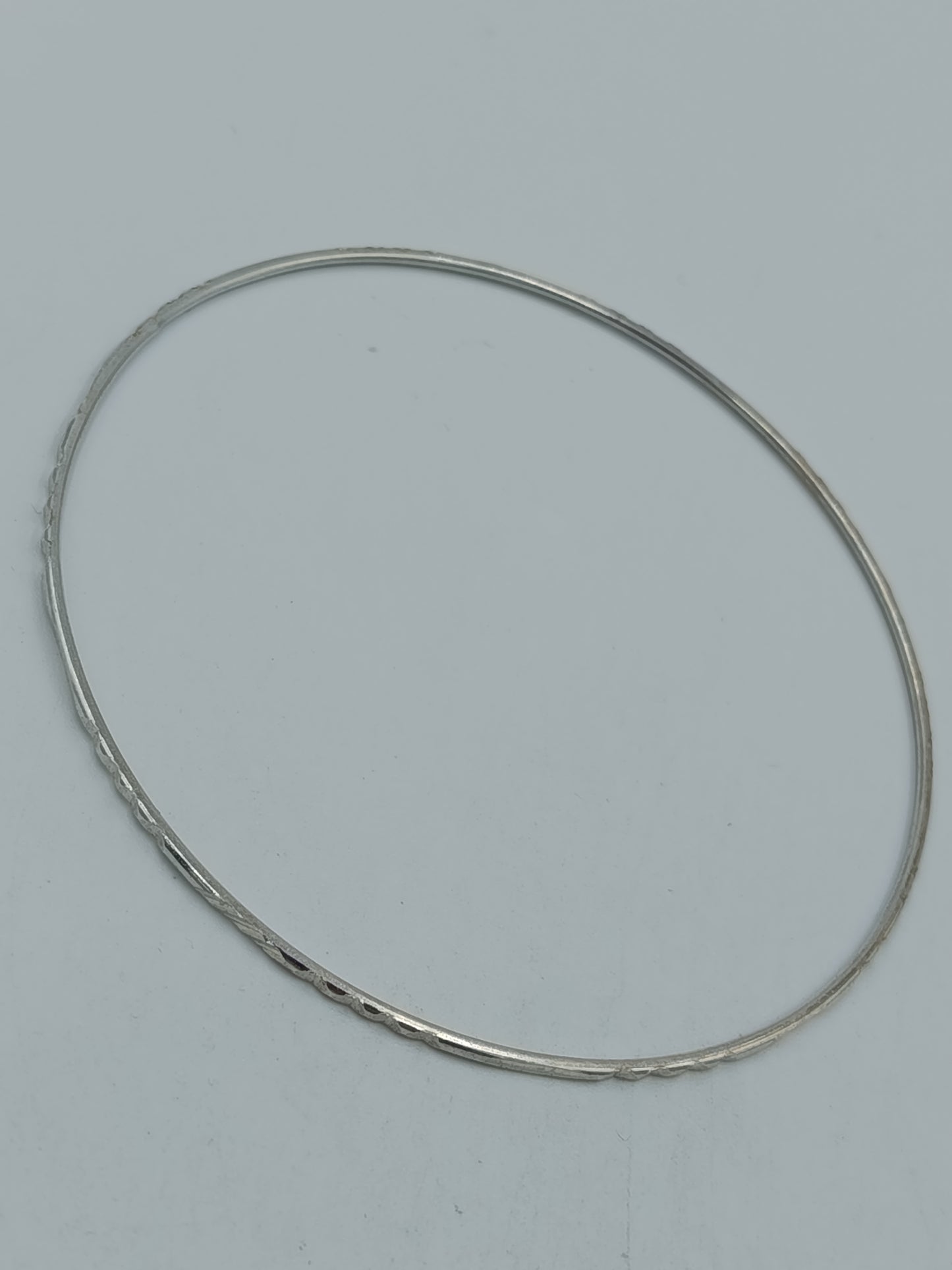 Feiner Zarter Armreif silberfarben mit Struktur