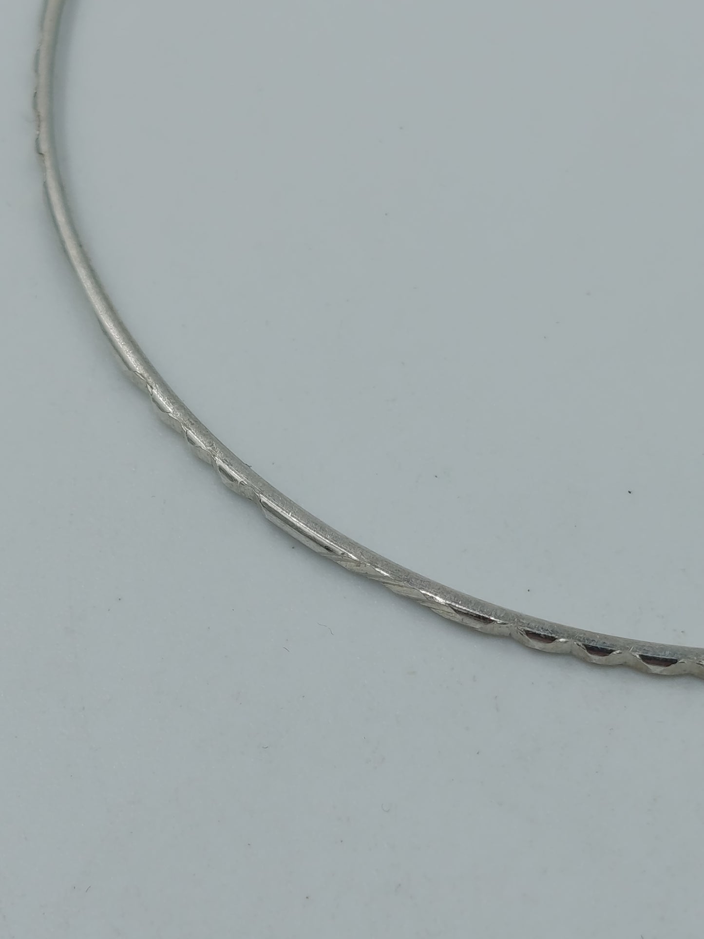 Feiner Zarter Armreif silberfarben mit Struktur