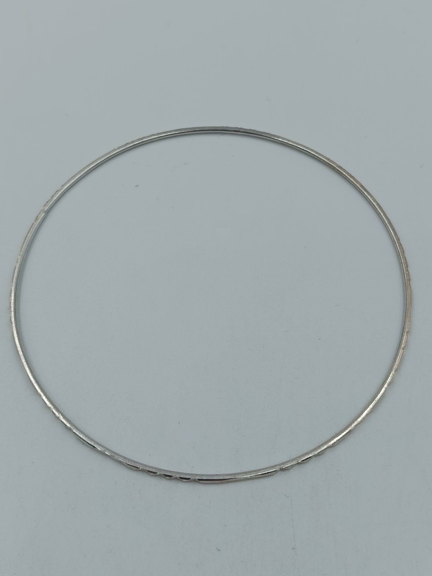 Feiner Zarter Armreif silberfarben mit Struktur