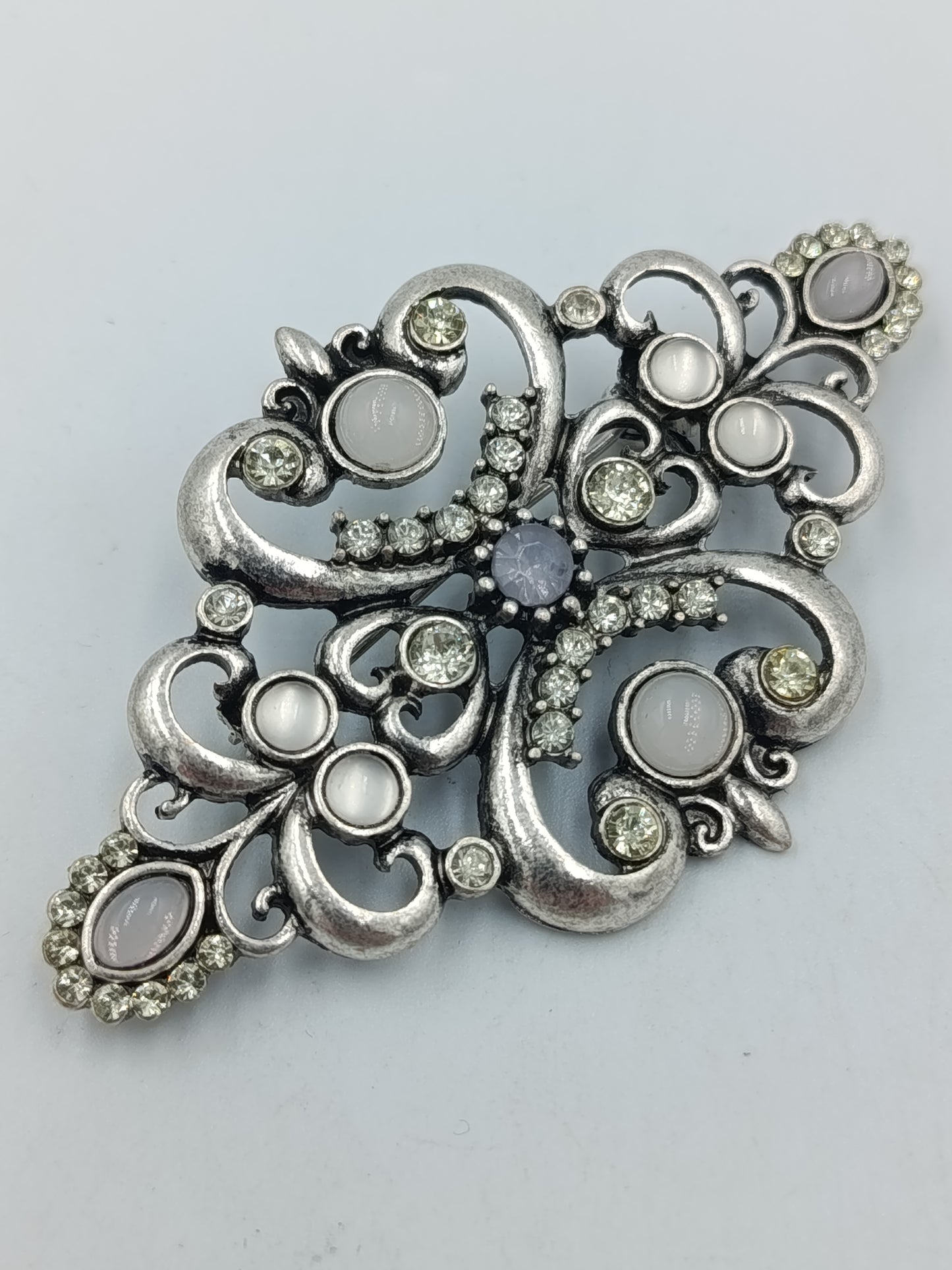 Vintage Brosche im Barockstil mit Strass Cabochons – silberfarben