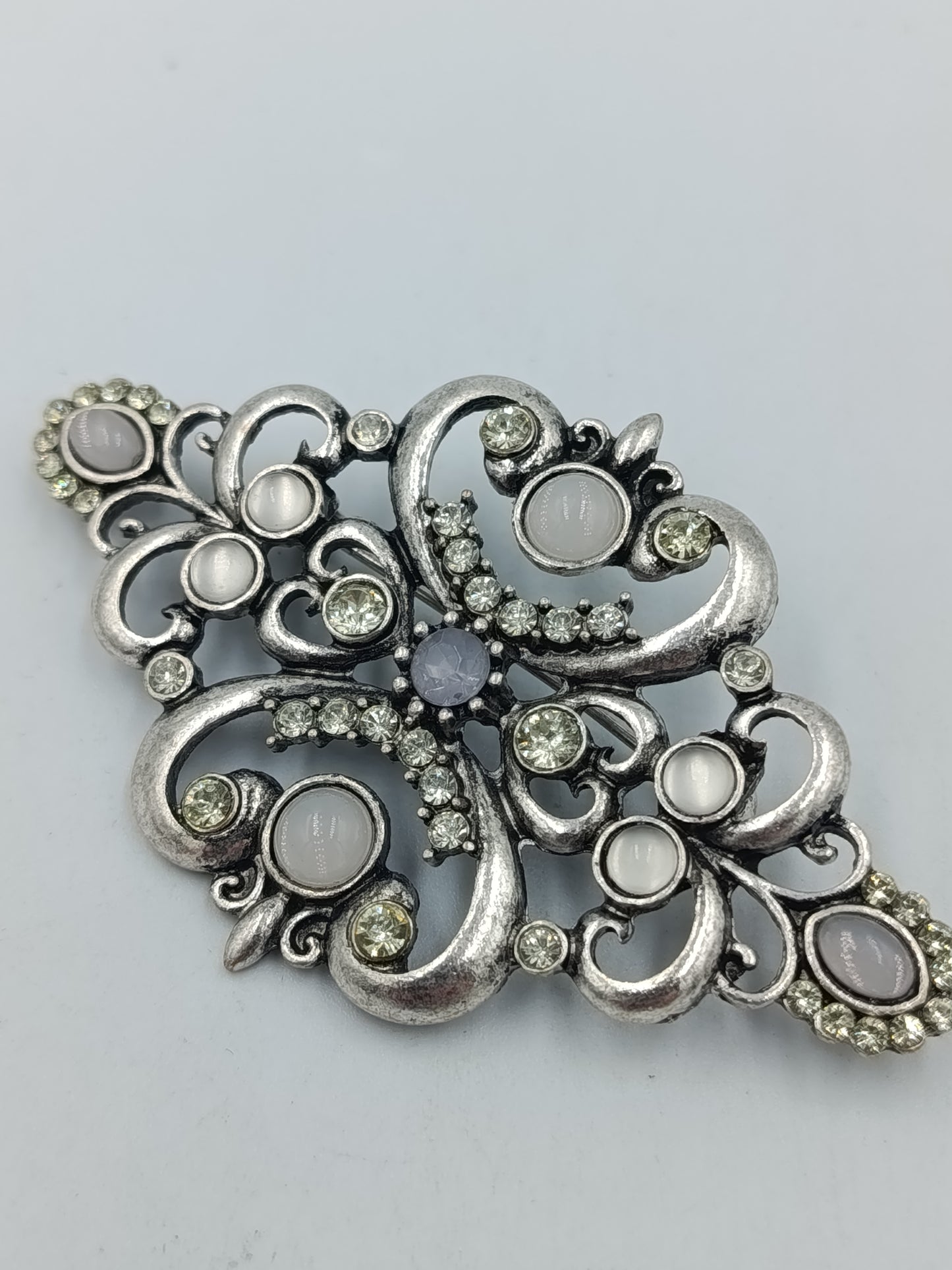 Vintage Brosche im Barockstil mit Strass Cabochons – silberfarben