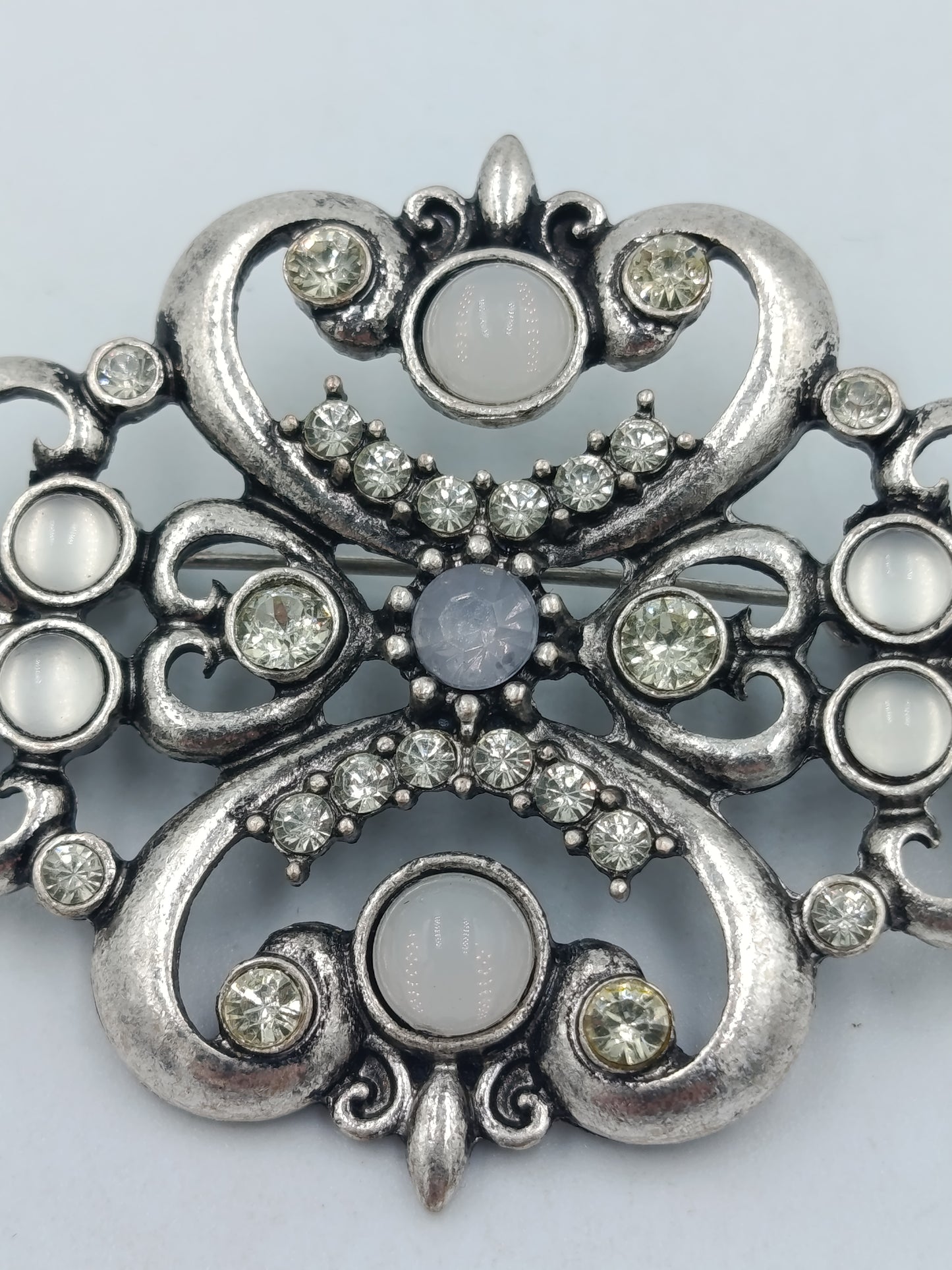 Vintage Brosche im Barockstil mit Strass Cabochons – silberfarben