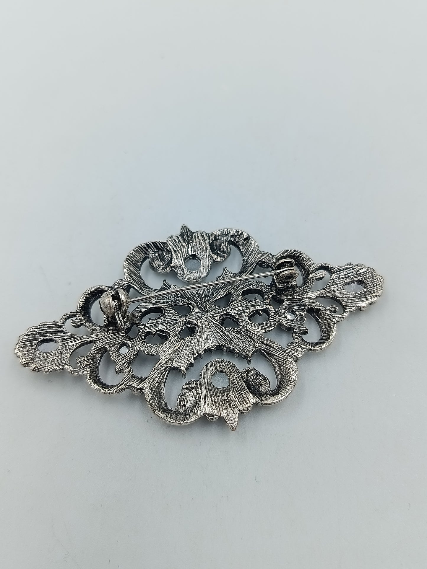 Vintage Brosche im Barockstil mit Strass Cabochons – silberfarben