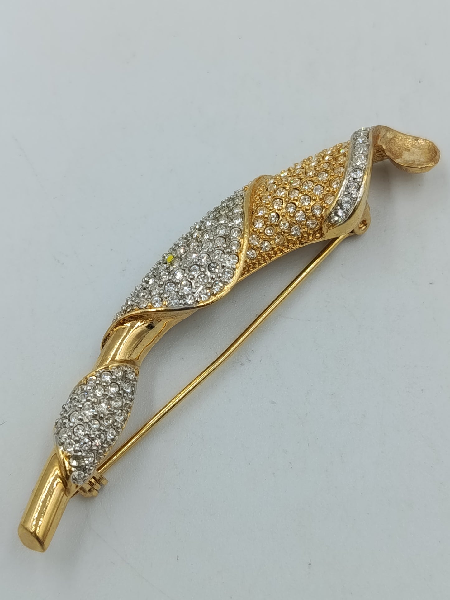 Elegante Vintage Brosche in Goldoptik mit Strass – geschwungenes Design