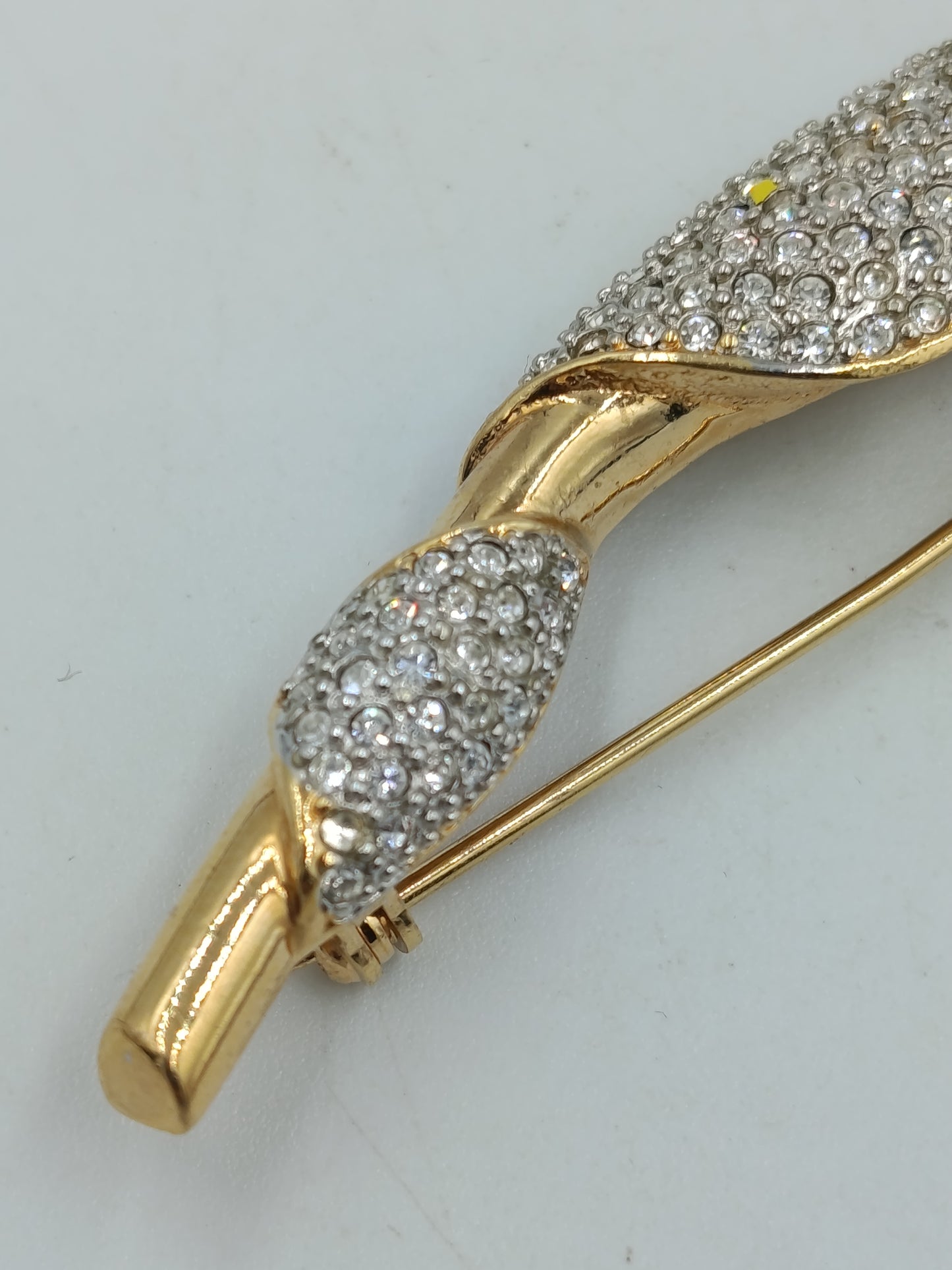 Elegante Vintage Brosche in Goldoptik mit Strass – geschwungenes Design
