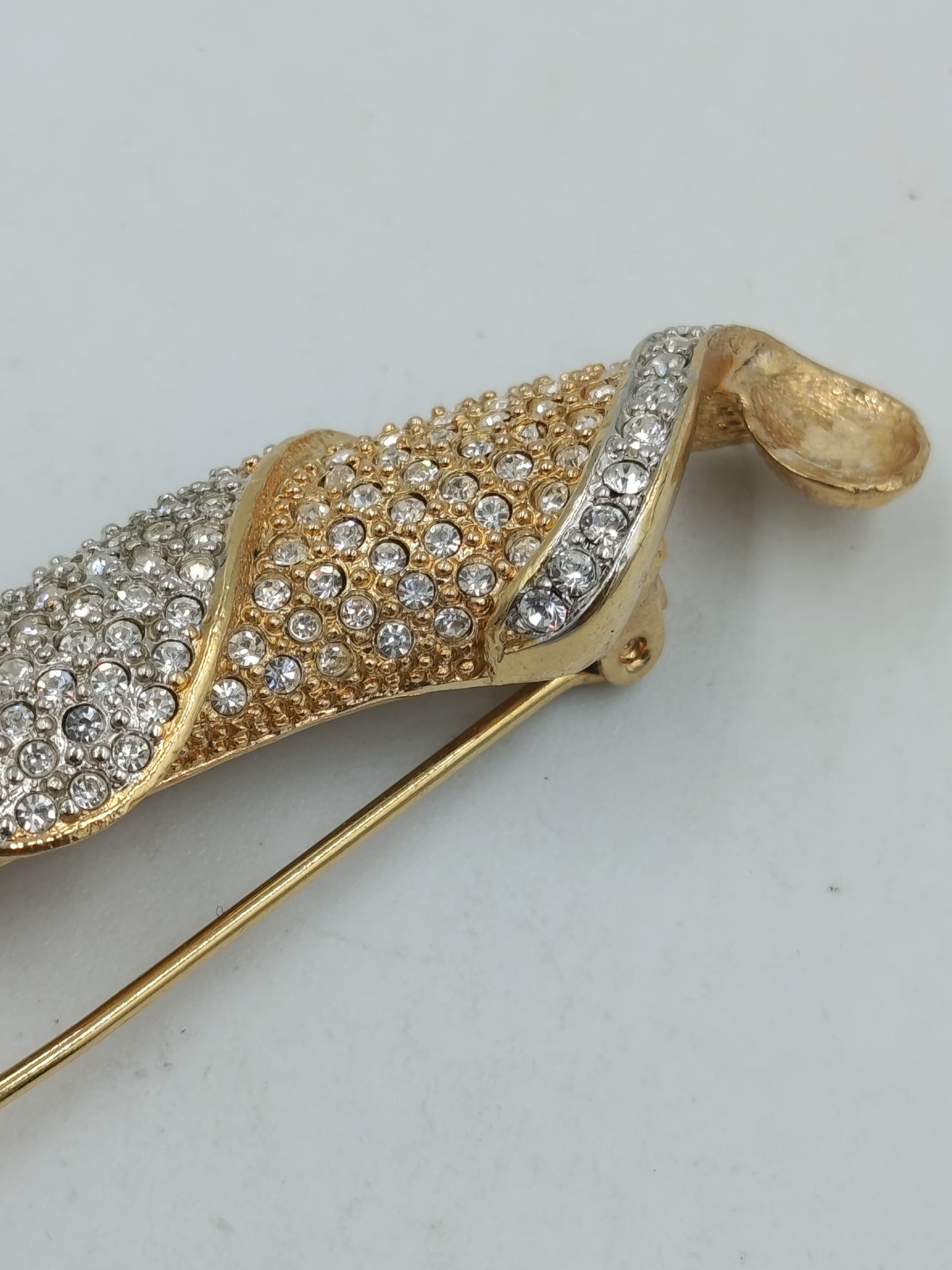 Elegante Vintage Brosche in Goldoptik mit Strass – geschwungenes Design
