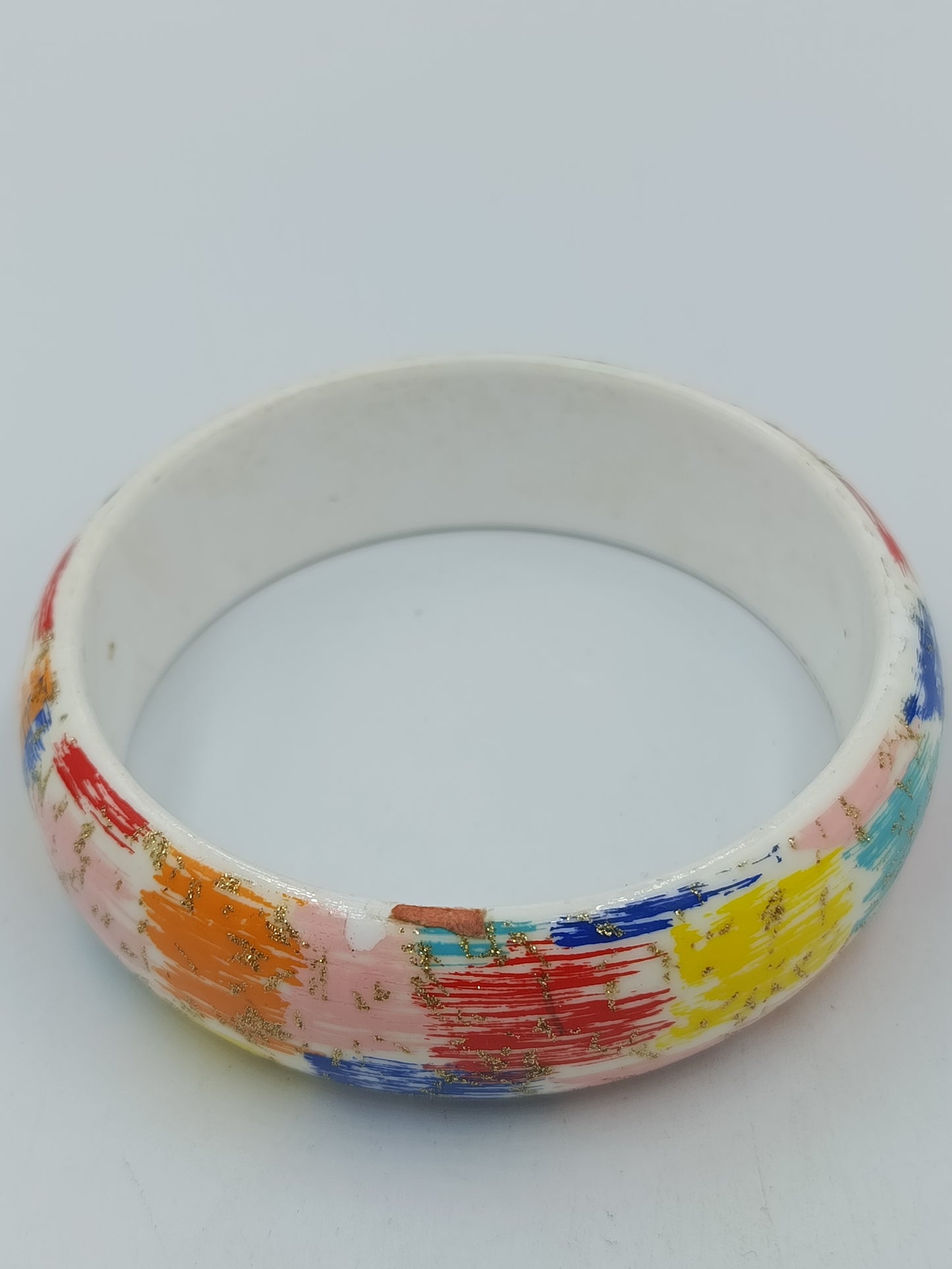 Bunter Armreif im Pinselstrich-Design mit Goldsprenkeln – 8 cm
