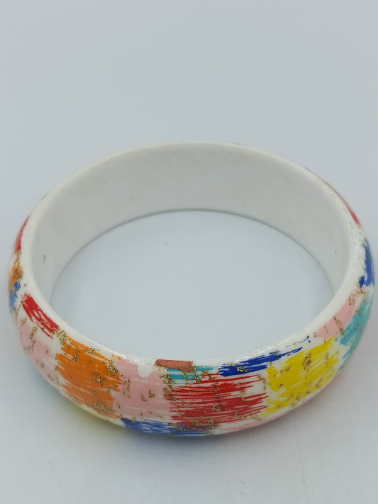 Bunter Armreif im Pinselstrich-Design mit Goldsprenkeln – 8 cm