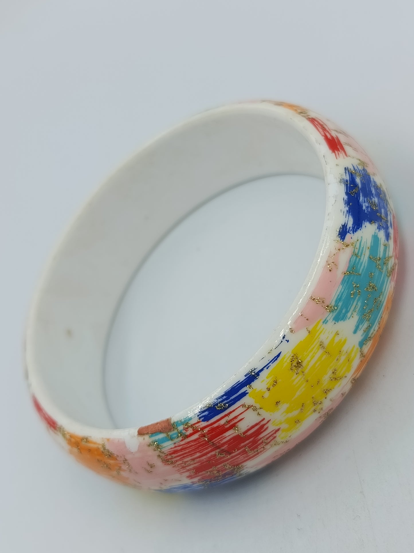Bunter Armreif im Pinselstrich-Design mit Goldsprenkeln – 8 cm