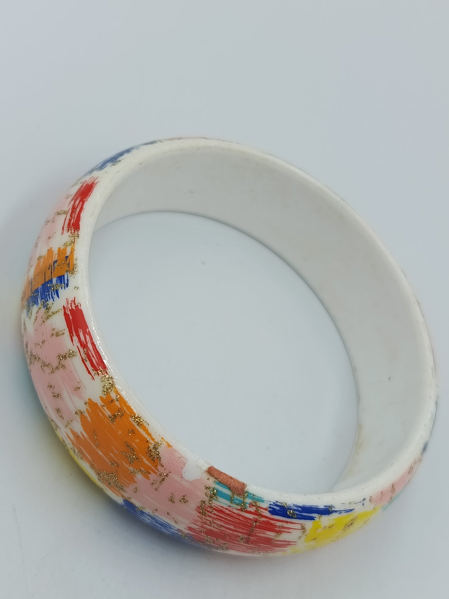 Bunter Armreif im Pinselstrich-Design mit Goldsprenkeln – 8 cm