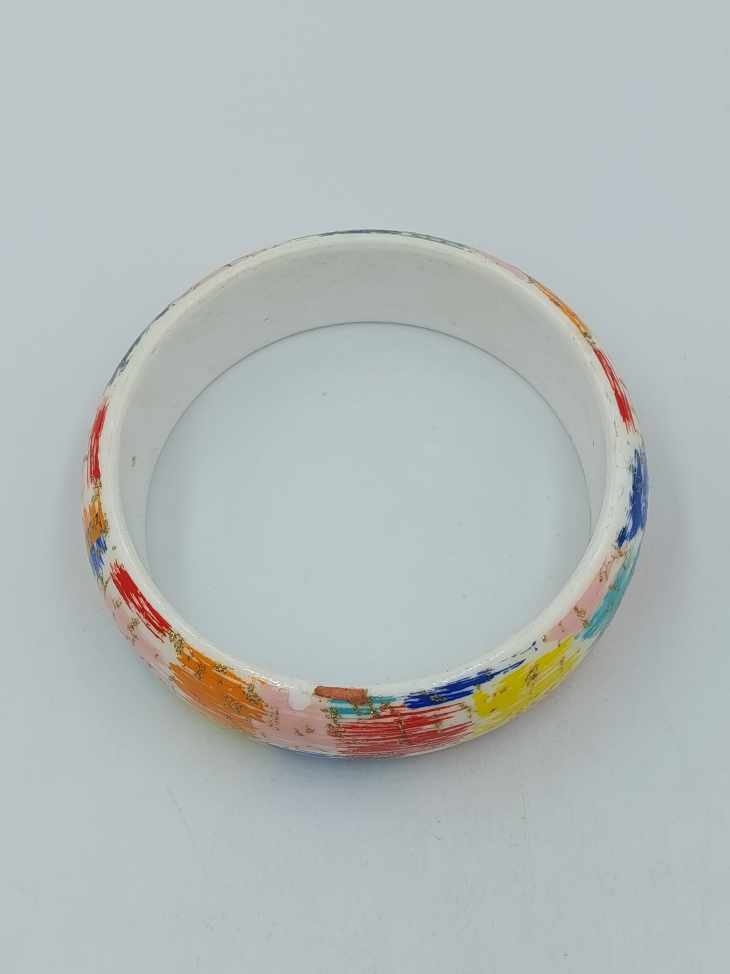 Bunter Armreif im Pinselstrich-Design mit Goldsprenkeln – 8 cm
