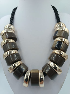 Statement Kette mit großen Elementen in Grau Gold – 55 cm