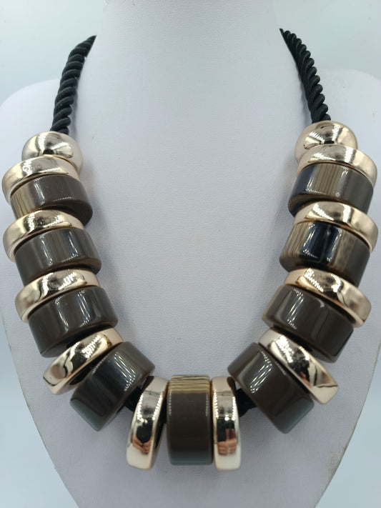 Statement Kette mit großen Elementen in Grau Gold – 55 cm