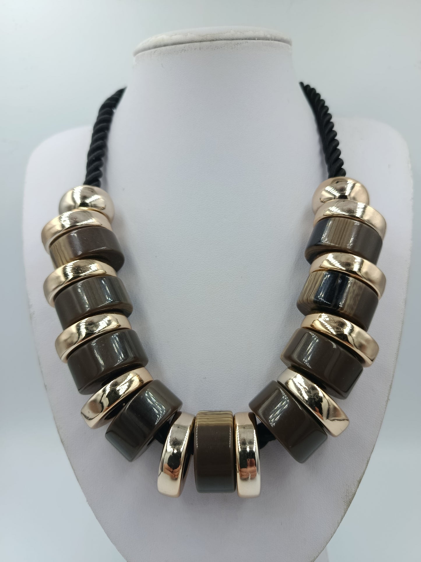 Statement Kette mit großen Elementen in Grau Gold – 55 cm