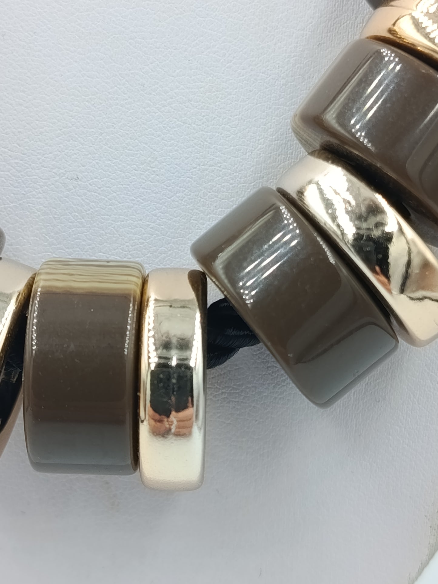 Statement Kette mit großen Elementen in Grau Gold – 55 cm